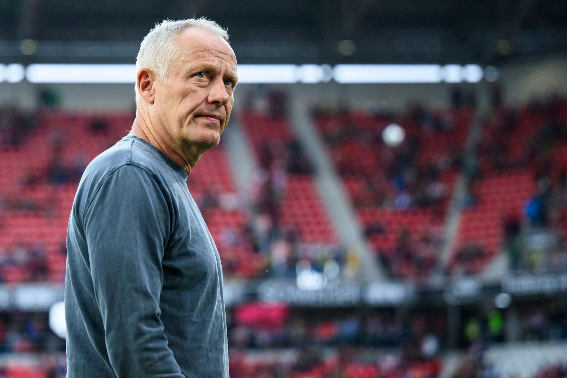 ARCHIV - Bedauert die Nichtnominierung von Matthias Ginter: Freiburg-Coach Christian Streich.  