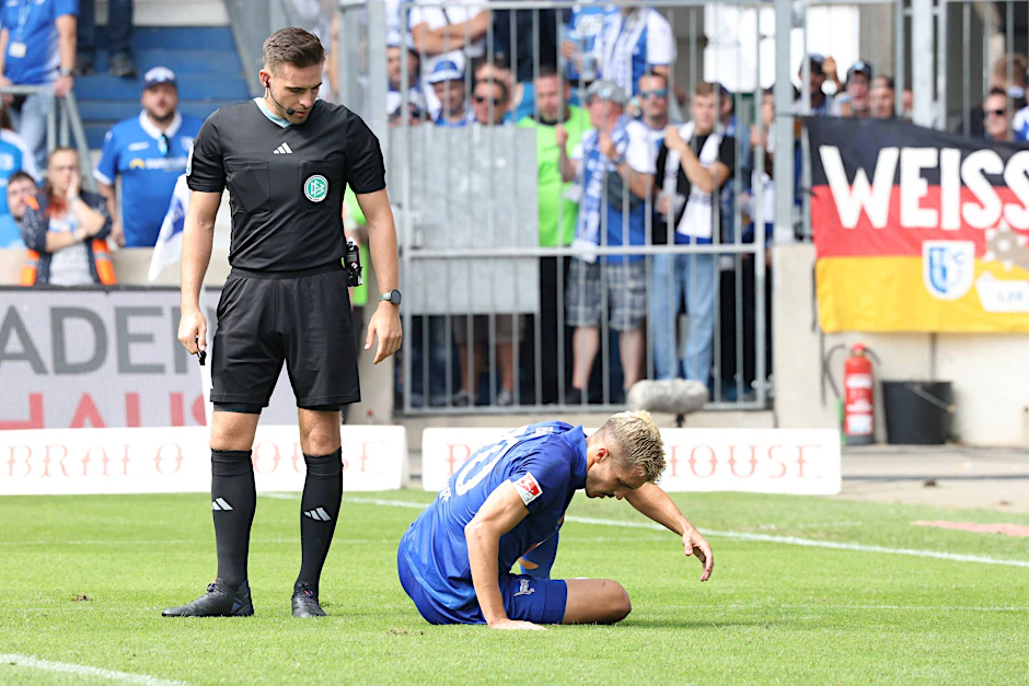 Herthas Marc Oliver Kempf am Boden. Der Verteidiger erwischte beim 4:6 in Magdeburg einen rabenschwarzen Tag.