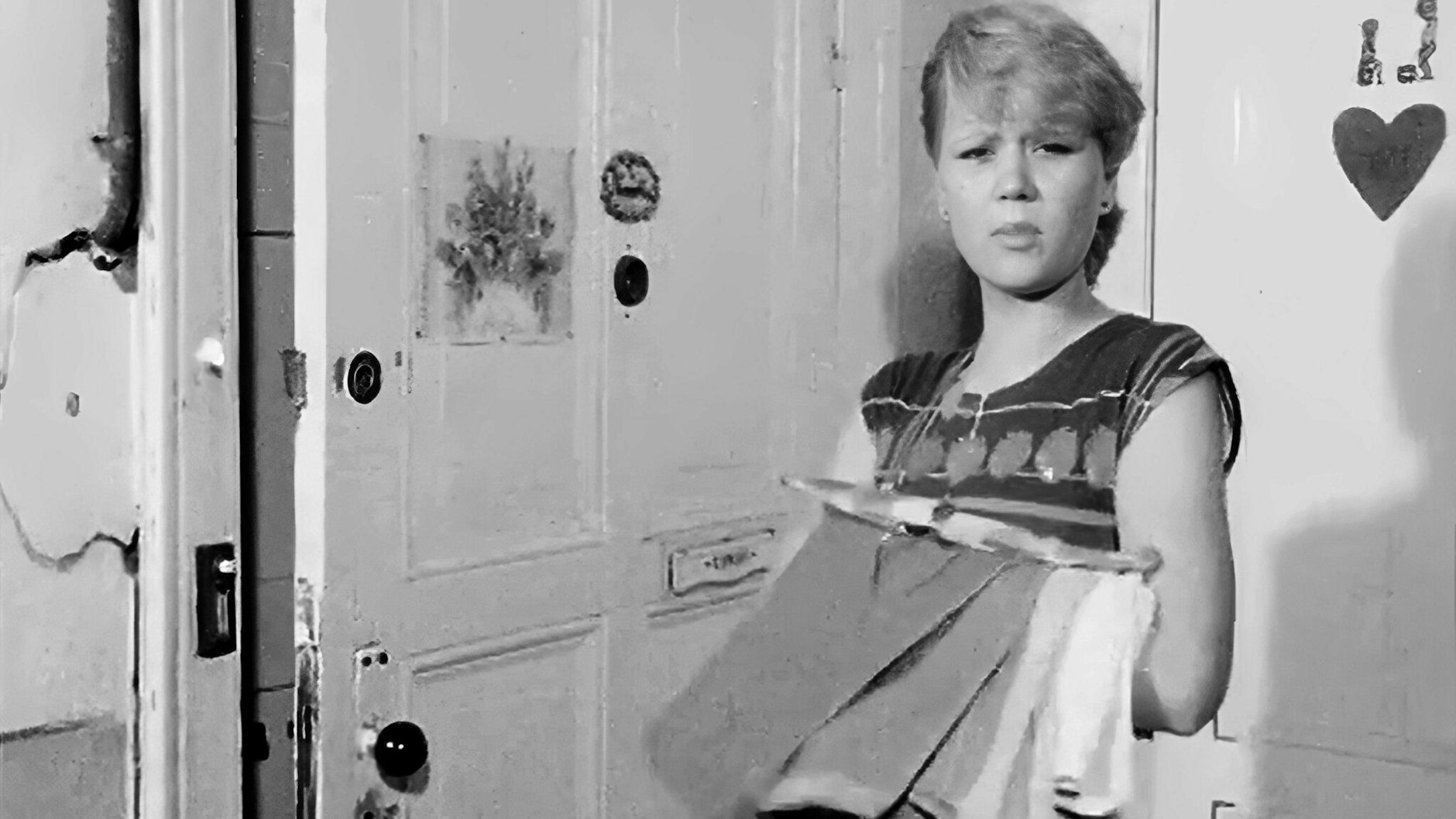 Eine Frau, die aus Wohnungsnot illegal im Prenzlauer Berg wohnt. Sie hat die leer stehende Wohnung aufgebrochen. 