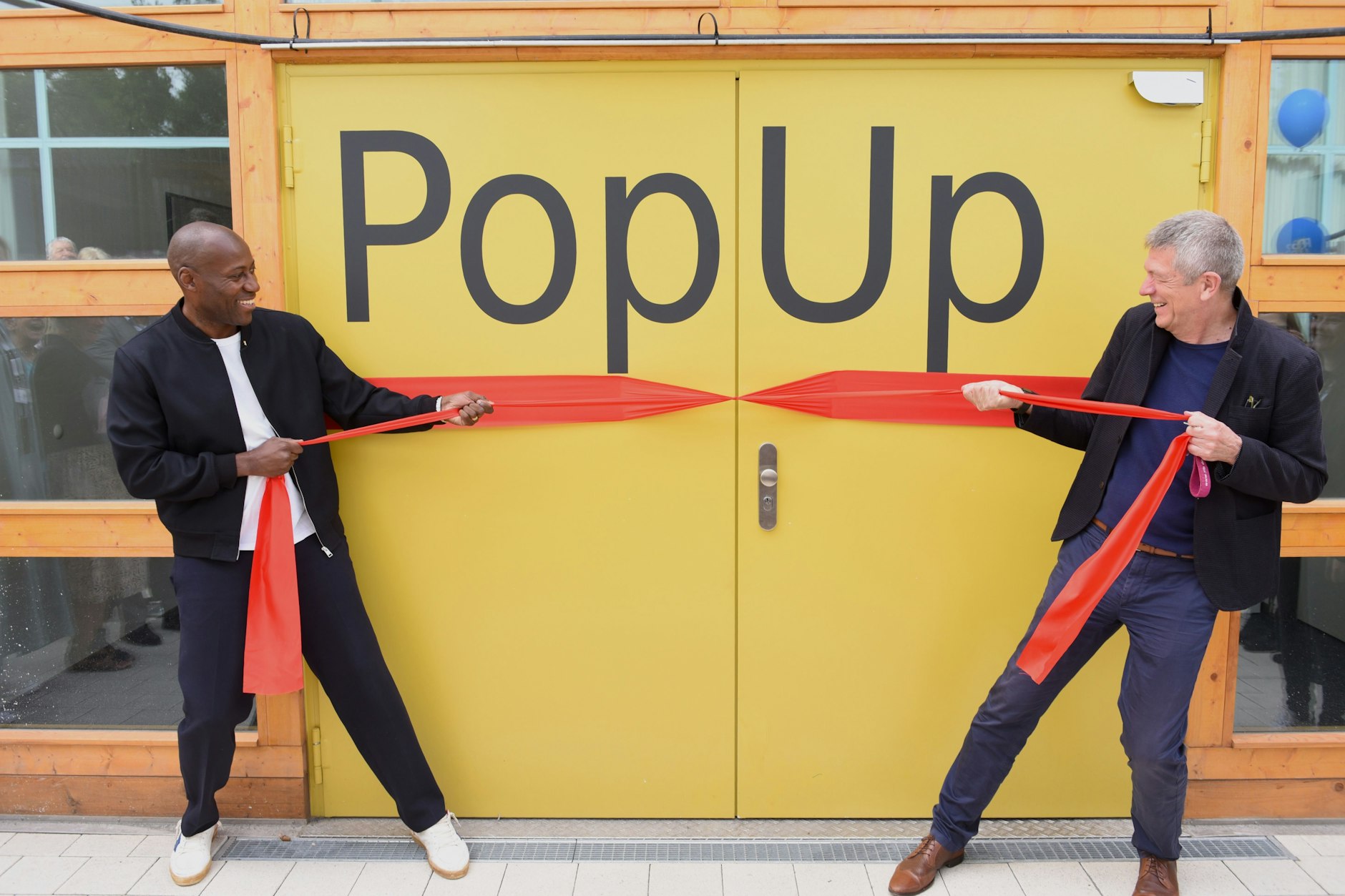 Kultursenator Joe Chialo (l.) und Volker Heller, Generaldirektor der ZLB, eröffnen den neuen Bau.