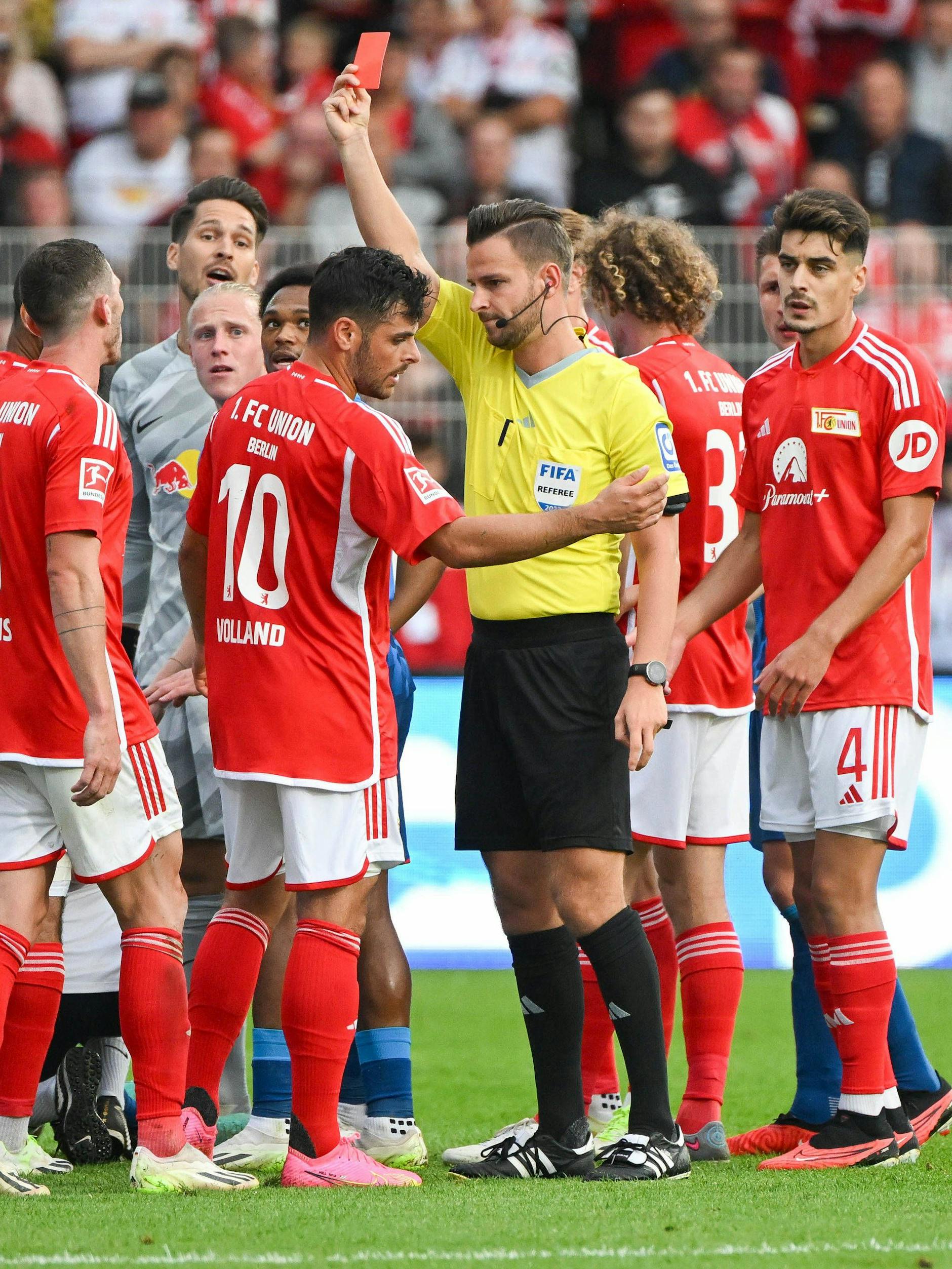 F Schiedsrichter Daniel Schlager zeigt Kevin Volland die Rote Karte.