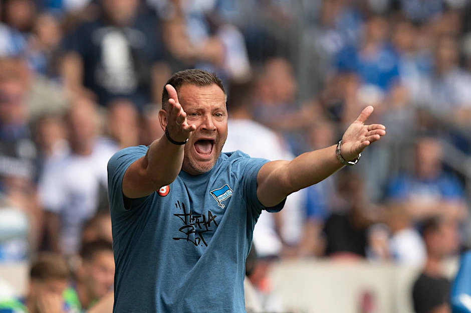 Herthas Trainer Pal Dardai schreit fassungslos zu seinen Spielern. Wie sind sechs Gegentore in Magdeburg möglich?
