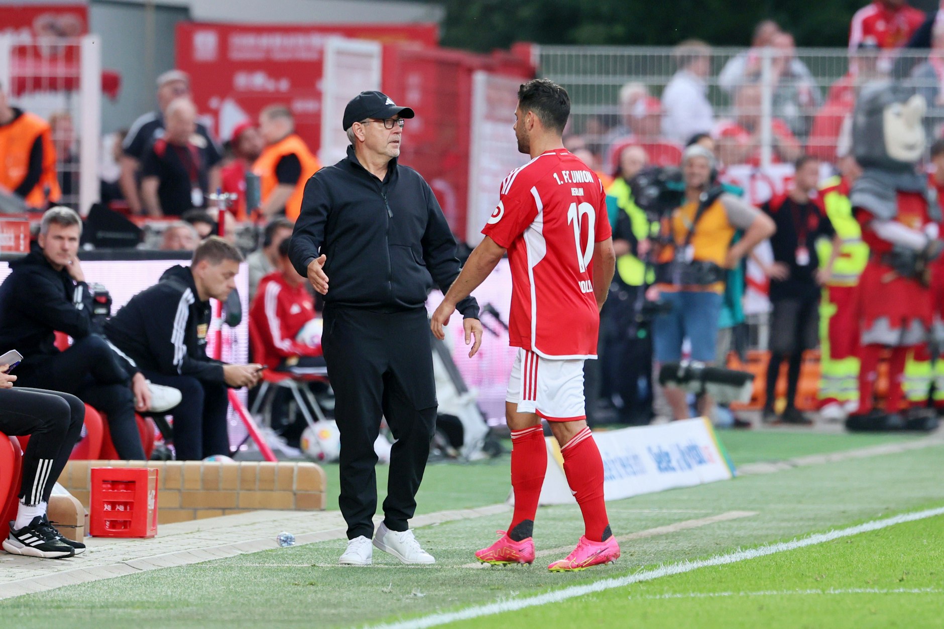 Trainer Urs Fischer (l.) hatte sich beim Startelf-Debüt von Kevin Volland sicherlich einen anderen Abgang des neuen Stürmers gewünscht.