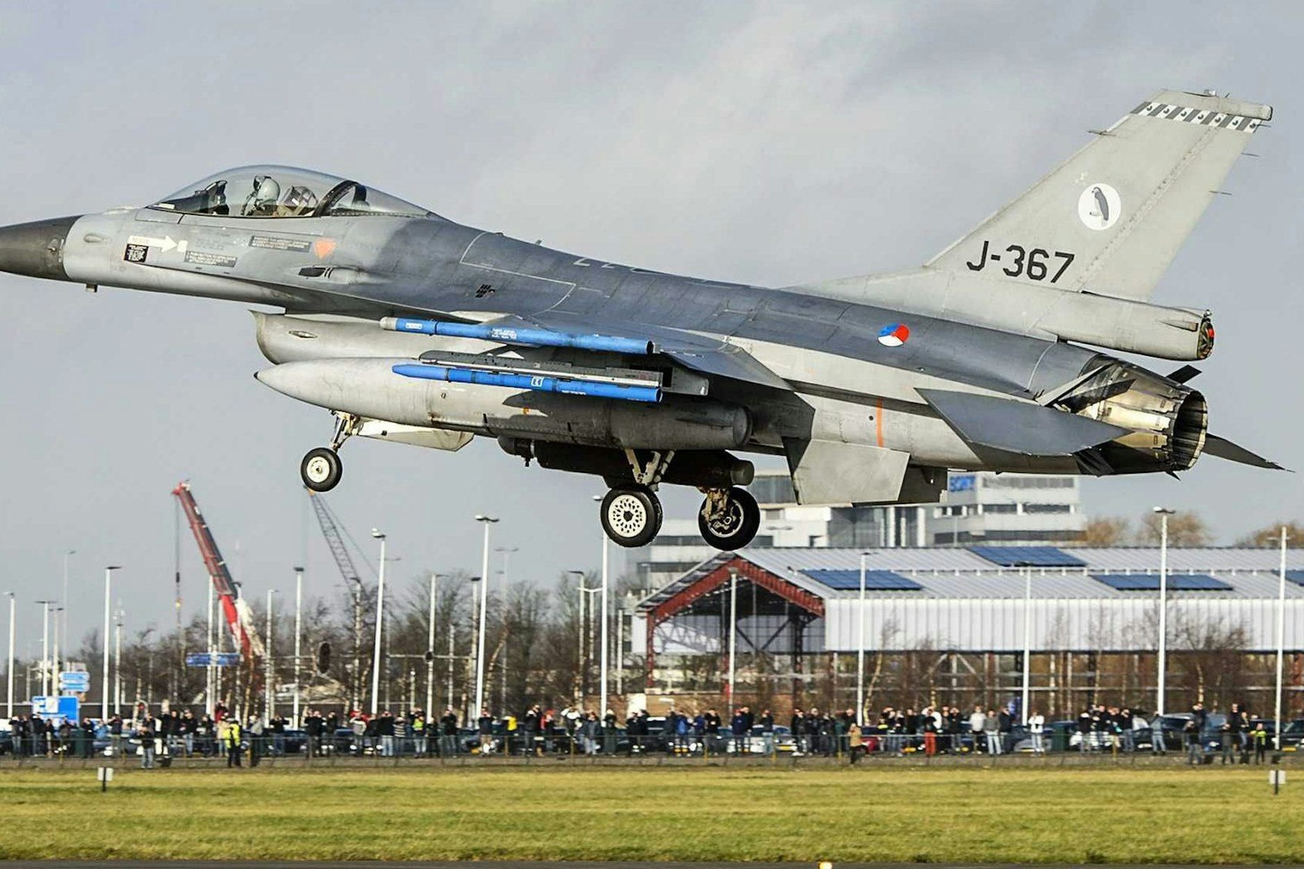 Ein F-16-Kampfjet der niederländischen Luftwaffe landet während einer Militärübung auf einer der Start- und Landebahnen des Flughafens Schiphol. 