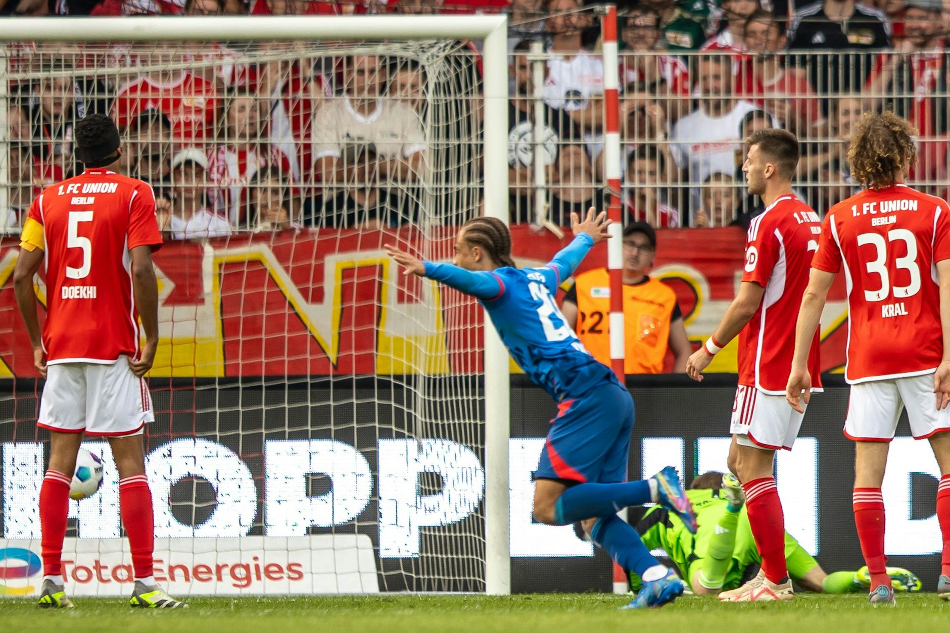 Leipzigs Xavi Simons jubelt über seinen Treffer zum 1:0, während die Union-Profis fassungslos sind.