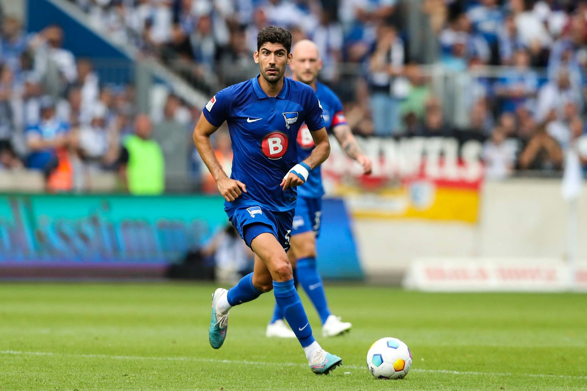 Mittelfeldspieler Andreas Bouchalakis spielte Sonnabend in Magdeburg das erste Mal für Hertha BSC. Jetzt reiste er zur griechischen Nationalmannschaft.