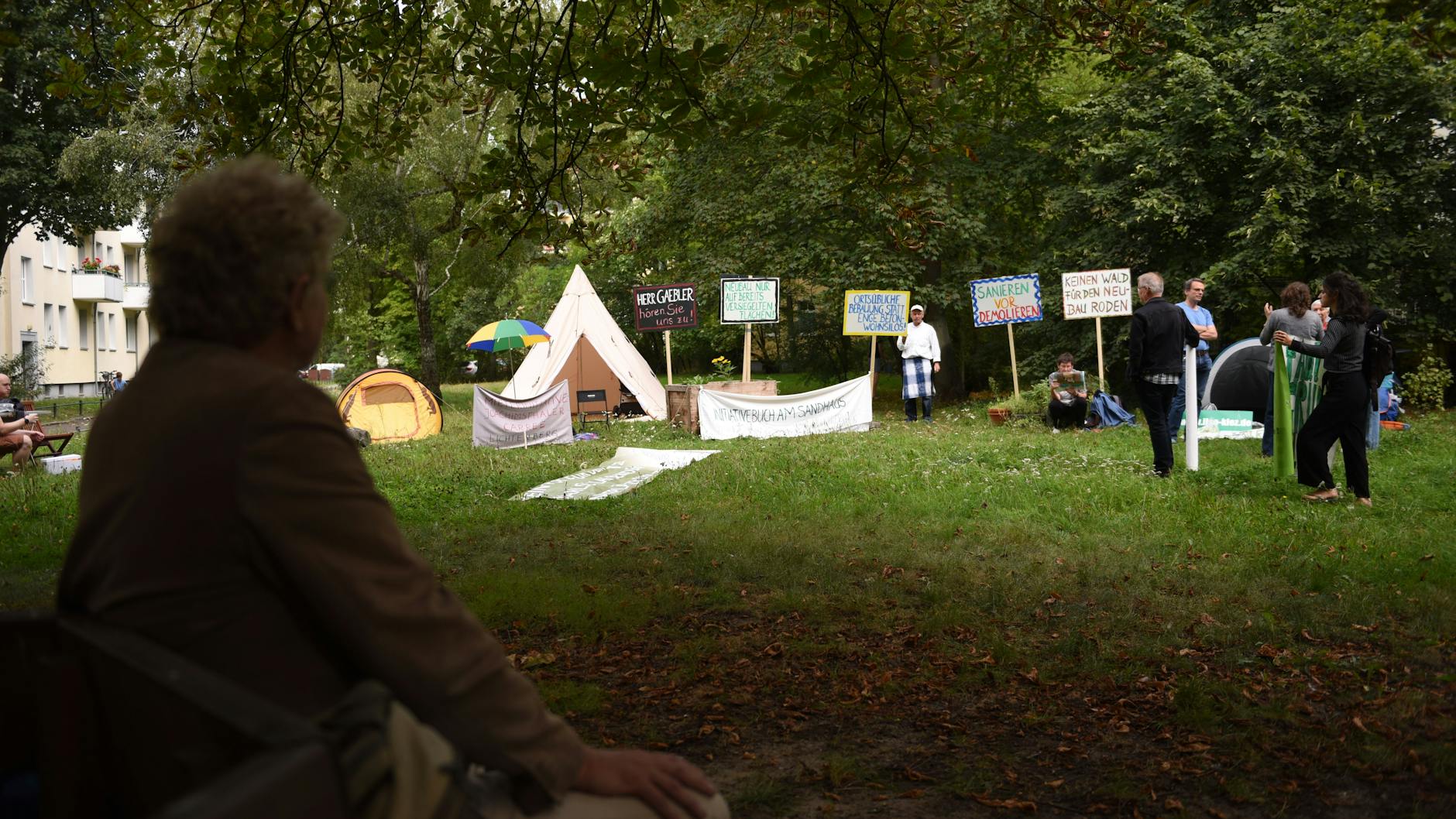 Anwohner protestieren gegen die geplante Bebauung zweier Innenhöfe in Pankow.