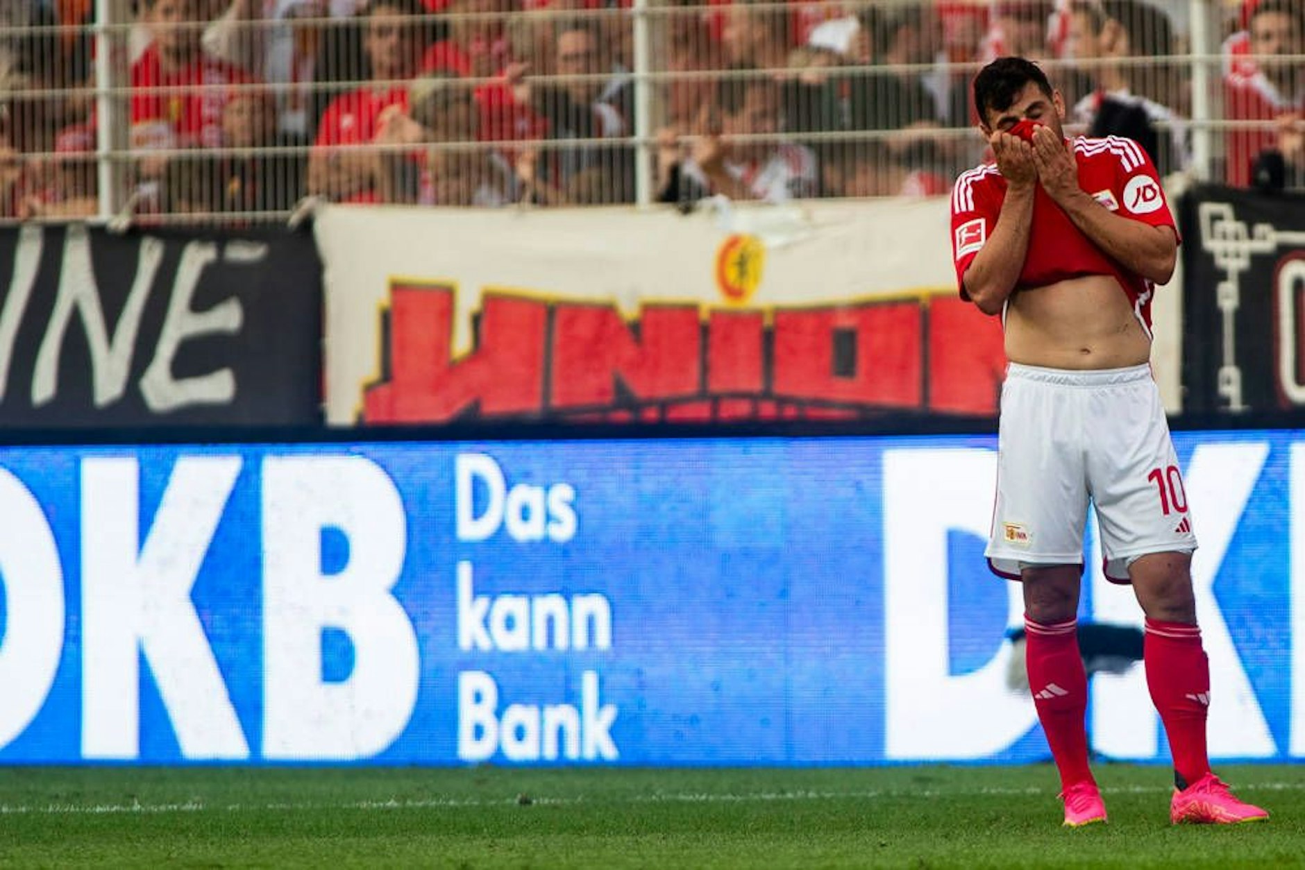 Kevin Volland plagt nach seinem groben Foul an Simakan das schlechte Gewissen.