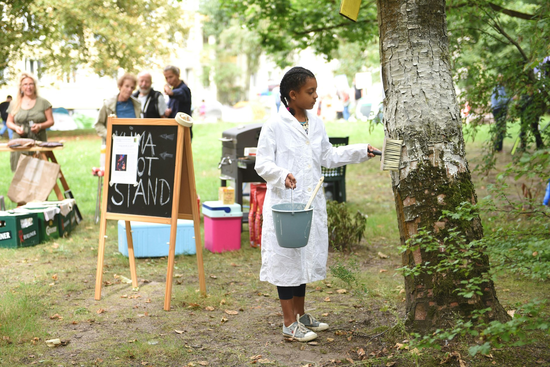 Anwohner protestieren gegen den Bau einer Flüchtlingsunterkunft in ihrem Hof und gegen das Fällen von Bäumen. Sie markieren die entsprechenden Bäume mit weißer Farbe.&nbsp;