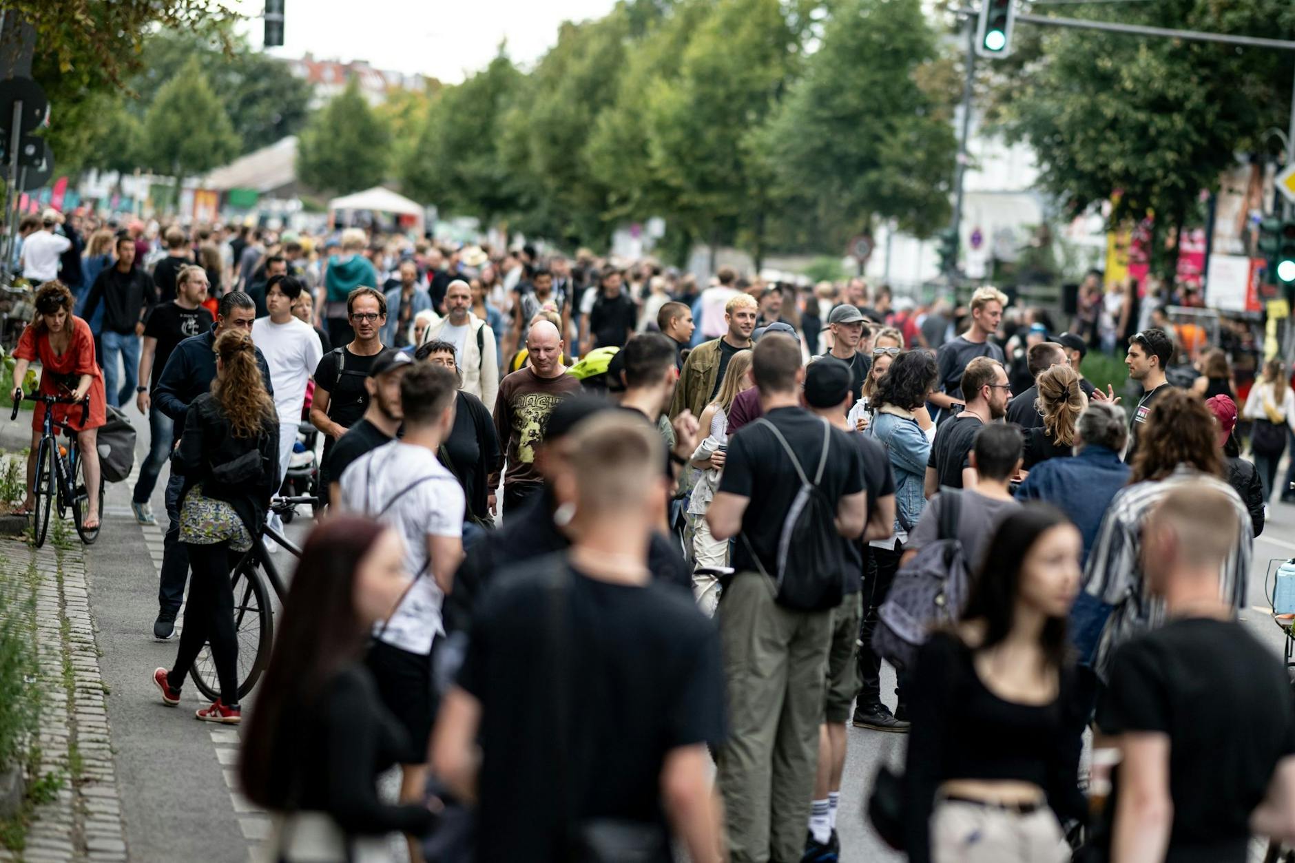 Zahlreiche Menschen nehmen an der Demonstration der Berliner Clubcommission gegen den geplanten Ausbau der A100 teil.