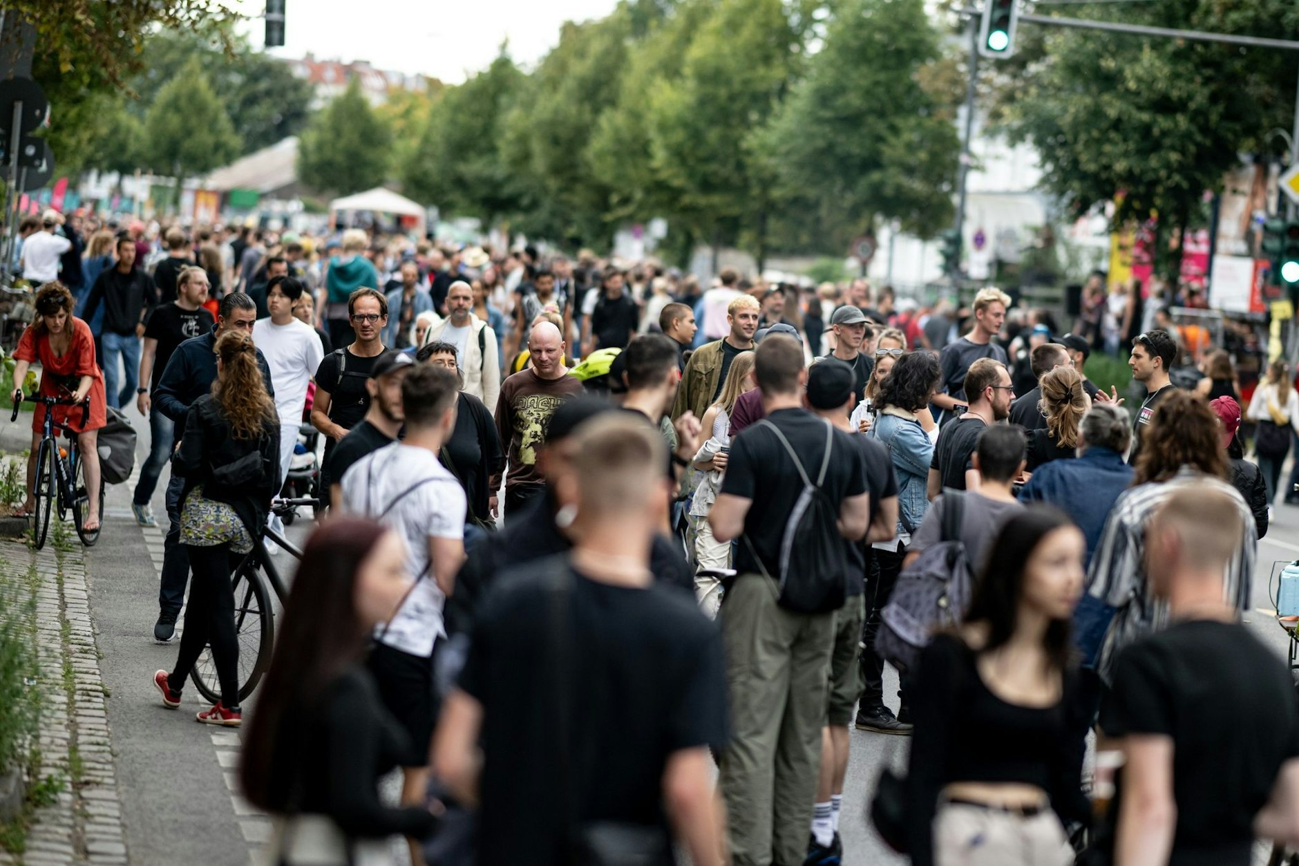 Zahlreiche Menschen nehmen an der Demonstration der Berliner Clubcommission gegen den geplanten Ausbau der A100 teil.  