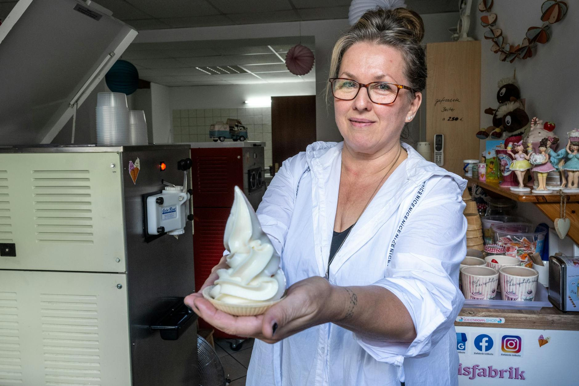 Softeis verkauft Ulrike Helbig im thüringischen Gößnitz. Der Eis-Klassiker scheint unverwüstlich, er findet mittlerweile vielerorts in Mitteldeutschland Anhänger.