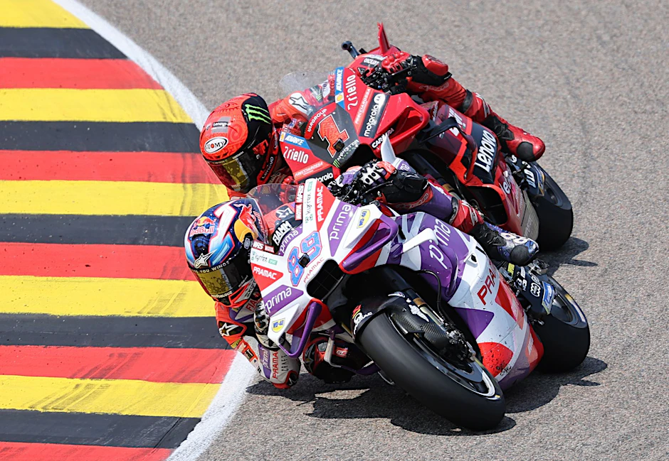 Jorge Martin aus Spanien vom Prima Pramac Racing Team vor Francesco Bagnaia aus Italien fahren auf dem Sachsenring.  