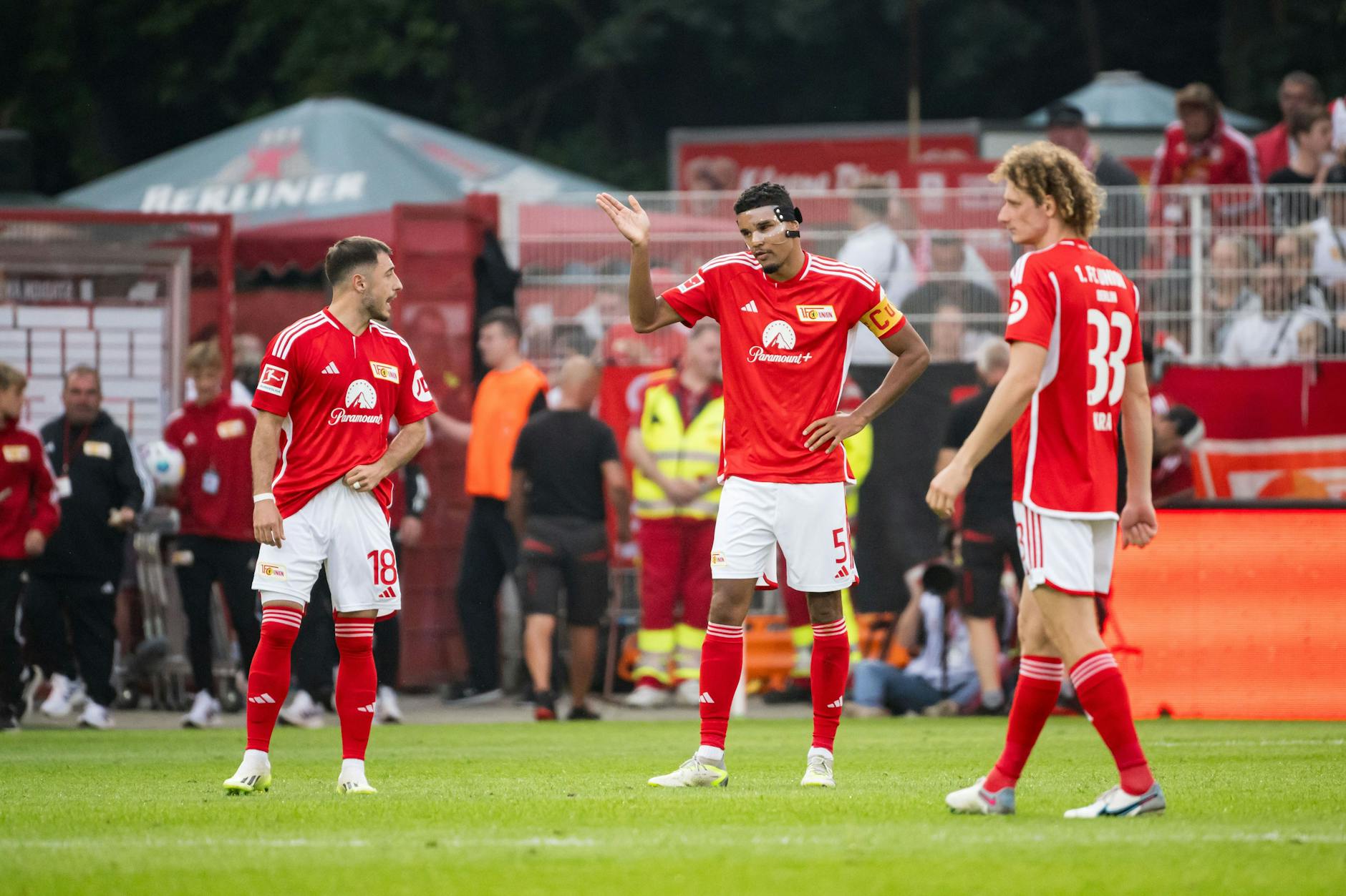 Danilho Doekhi spielte gegen RB Leipzig trotz eines eine Woche zuvor erlittenen Jochbeinbruchs.