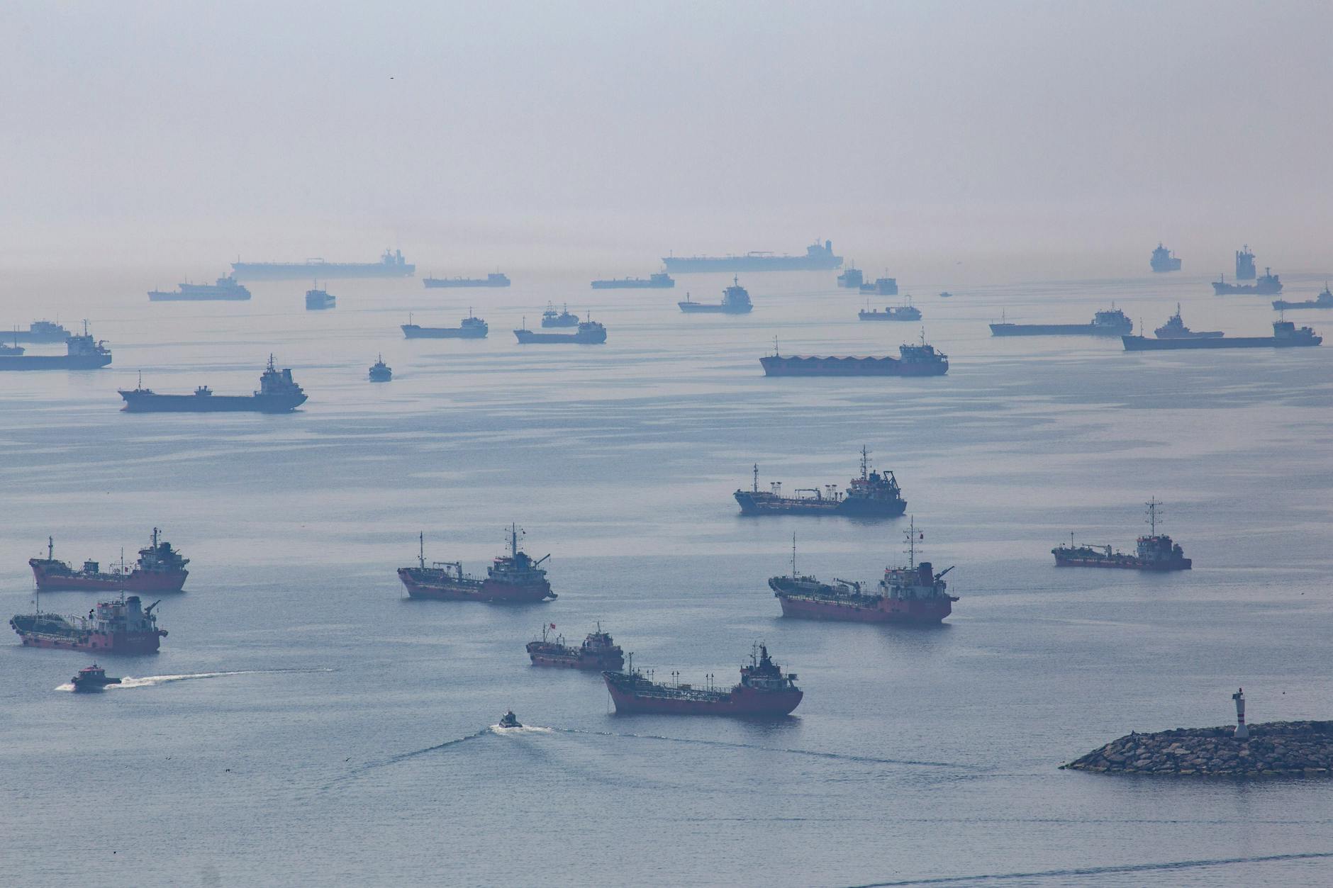 Handelsschiffe warten im März 2023 auf ihre Durchfahrt durch den Bosporus. Russland war 2022 trotz des Ukraine-Krieges der größte Handelspartner der Türkei und hat damit Deutschland abgelöst.