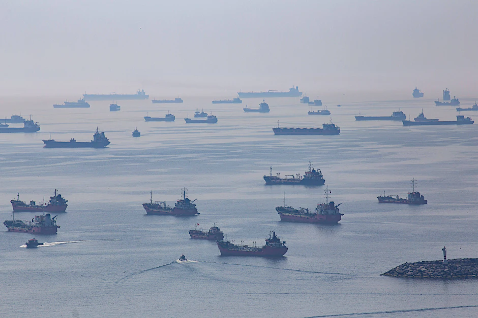 Handelsschiffe warten im März 2023 auf ihre Durchfahrt durch den Bosporus. Russland war 2022 trotz des Ukraine-Krieges der größte Handelspartner der Türkei und hat damit Deutschland abgelöst.