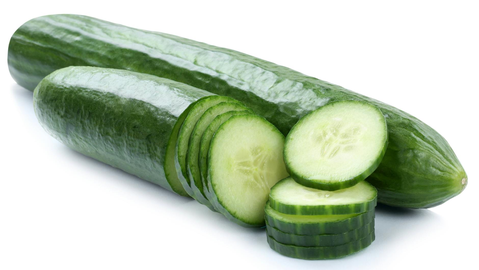 Die Gurke muss dünn geschnitten werden - in 1-2 Millimeter dicke Scheiben.