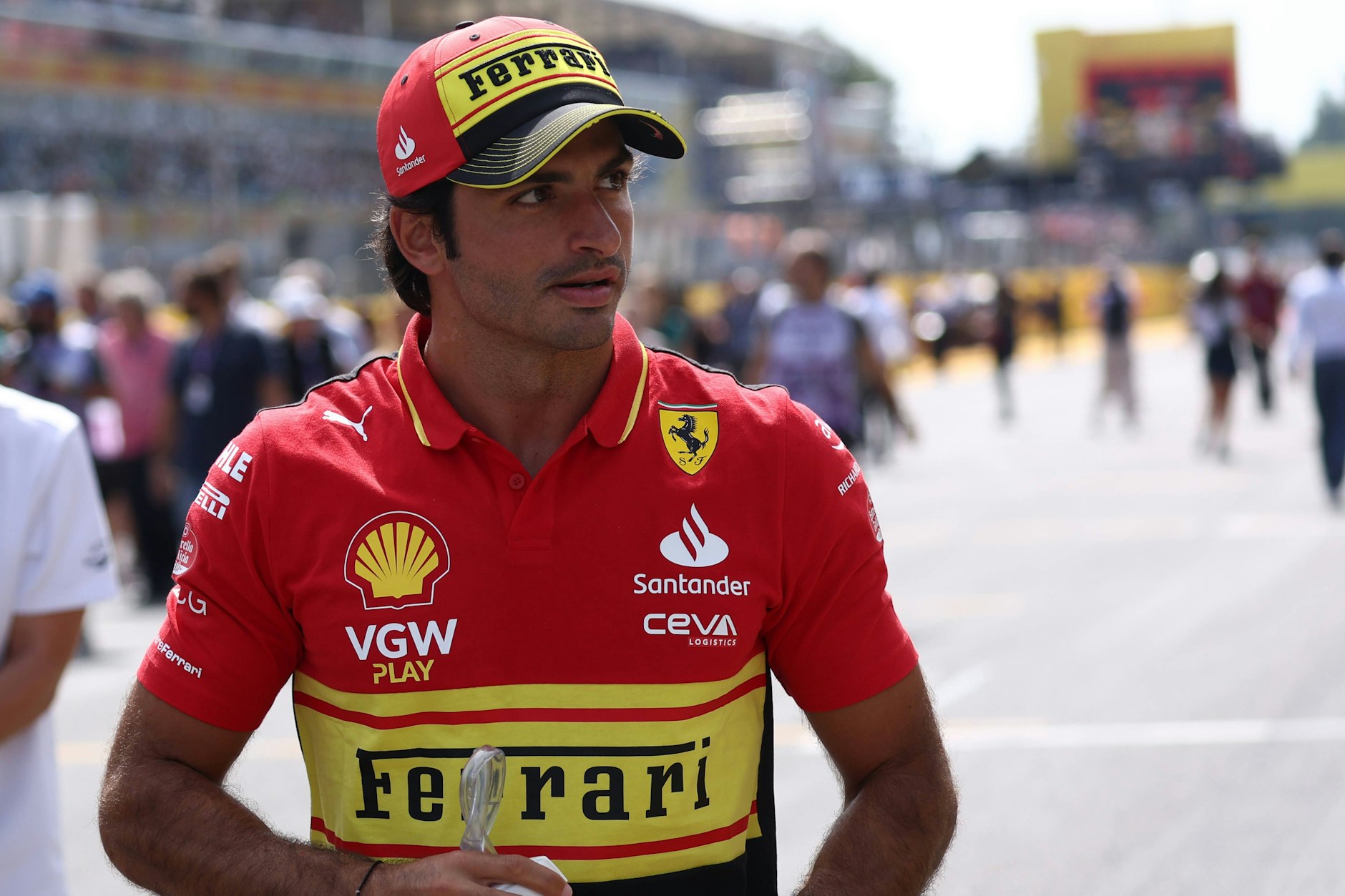 berfall auf Ferrari Pilot Carlos Sainz in Mailand Luxusuhr entrissen