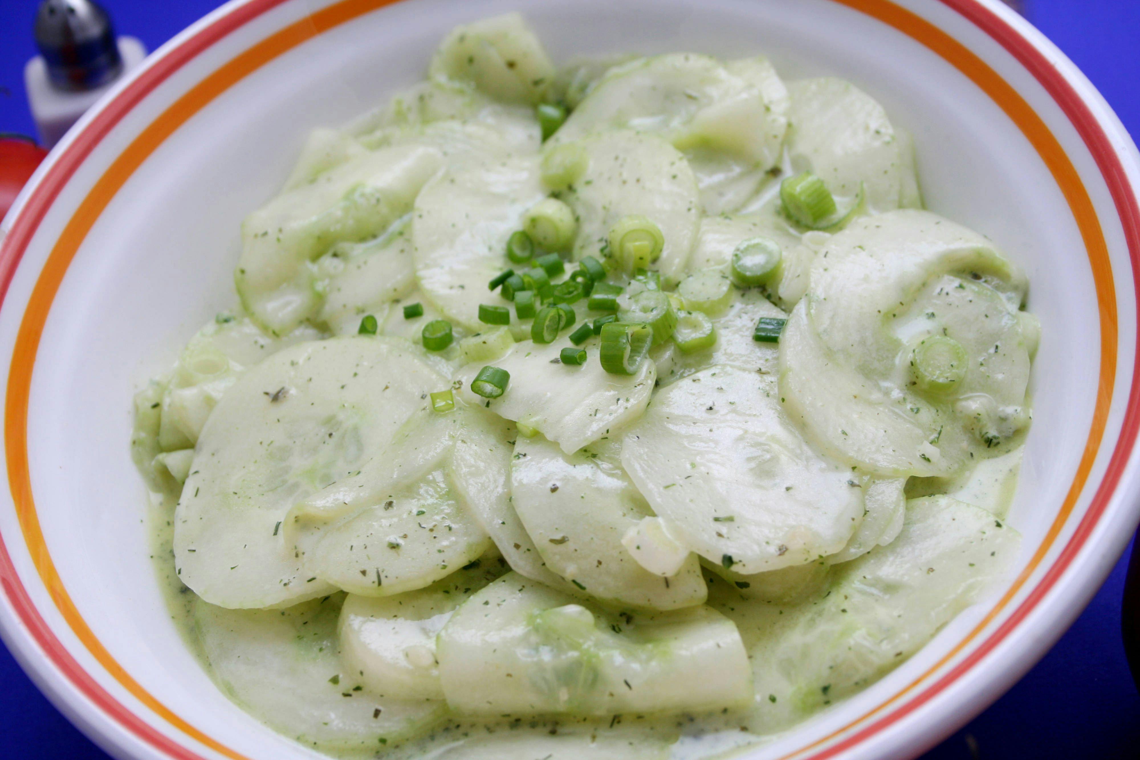Omas köstlicher Gurkensalat mit Joghurt – das blitzschnelle Rezept!