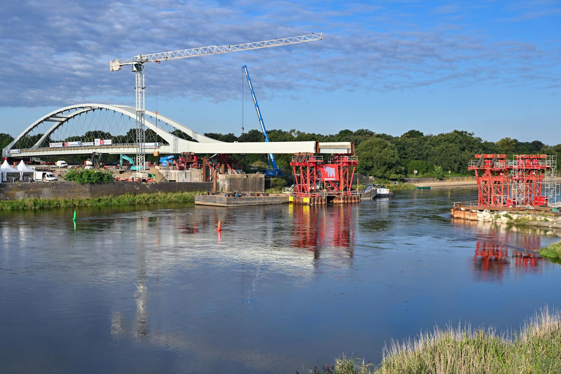 An der Oder finden Arbeiten für den Bau einer neuen Eisenbahnbrücke statt. An diesem Montag wird die neue 130 Meter lange Stahlkonstruktion über die Oder Richtung Polen geschoben.