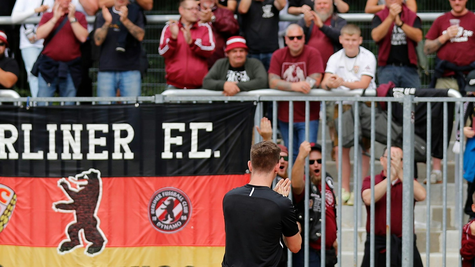 Trainer Nils Weiler wird nach dem 0:0 in Greifswald von den mitgereisten Fans des BFC Dynamo gefeiert.