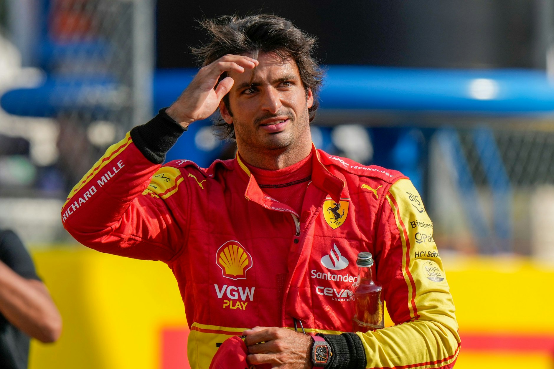 Diebe wollten seine Uhr, aber Ferrari-Pilot Carlos Sainz ließ sich nichts gefallen.