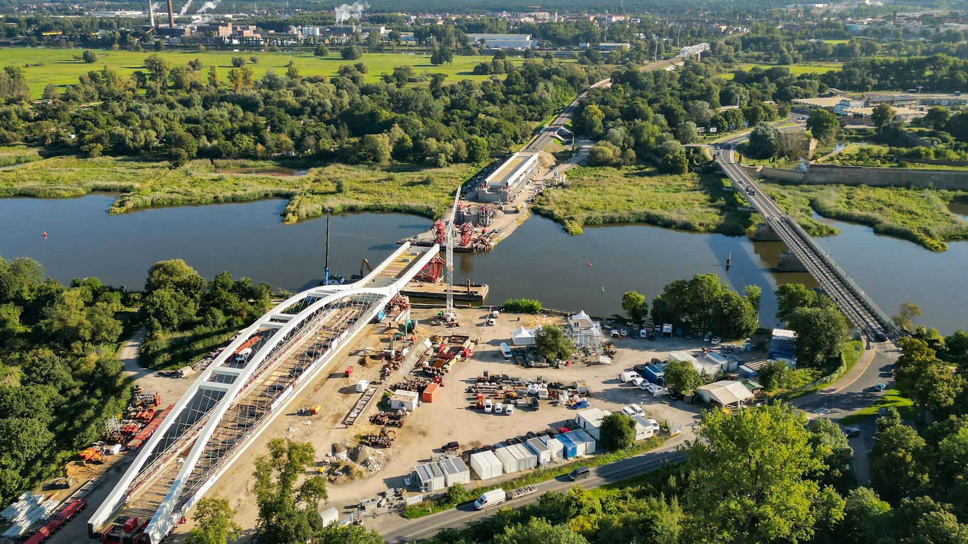 Der Blick von oben auf die riesige Baustelle an der Oder. Daneben befindet sich die Brücke für die Autos am alten Grenzübergang.