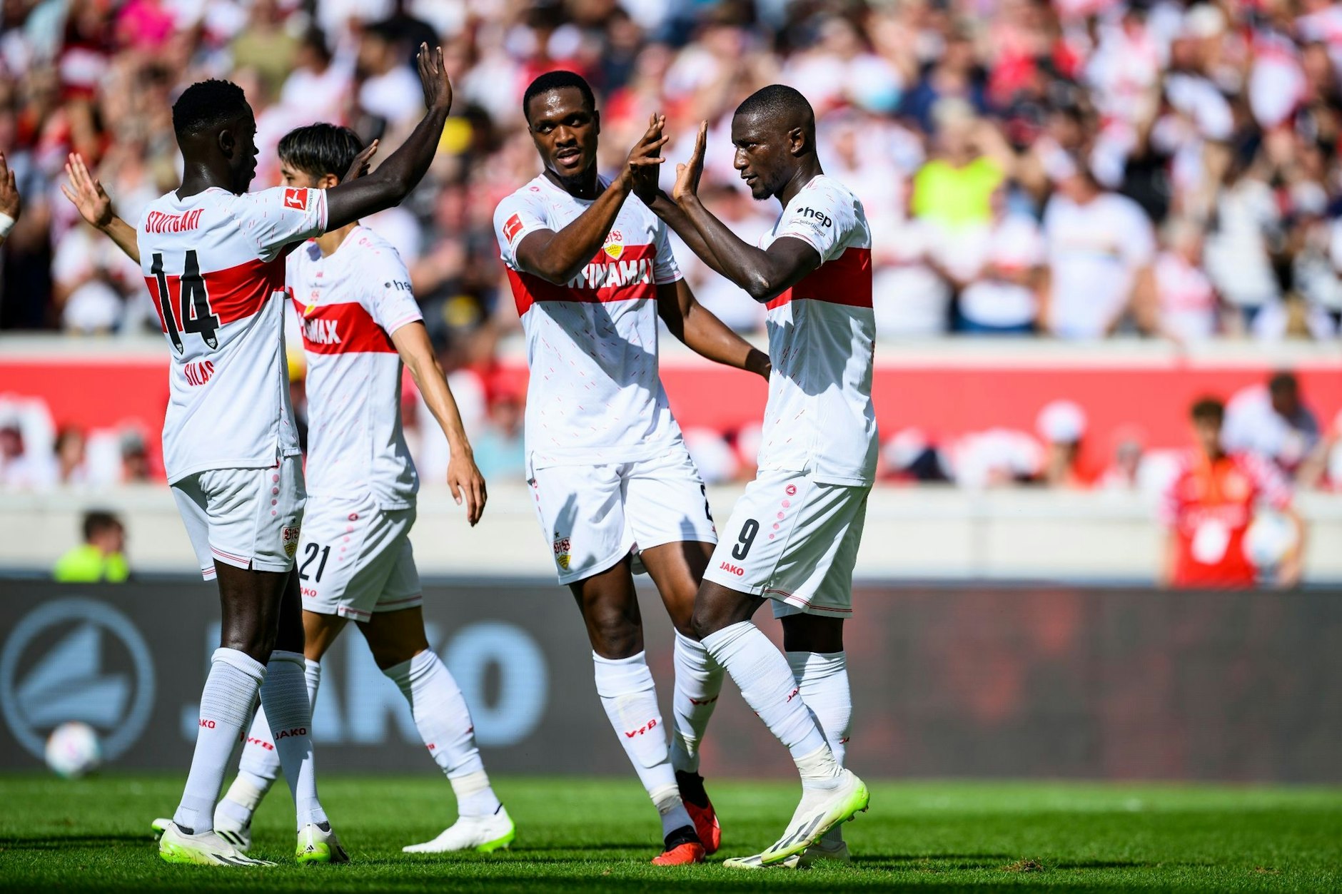 dpatopbilder - Stuttgarts Serhou Guirassy (r) traf beim Sieg gegen Freiburg doppelt.  