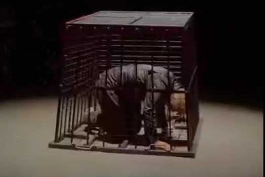 Till Lindemann im Käfig: Screenshot aus dem „Zunge“-Video auf Till Lindemanns TikTok-Kanal