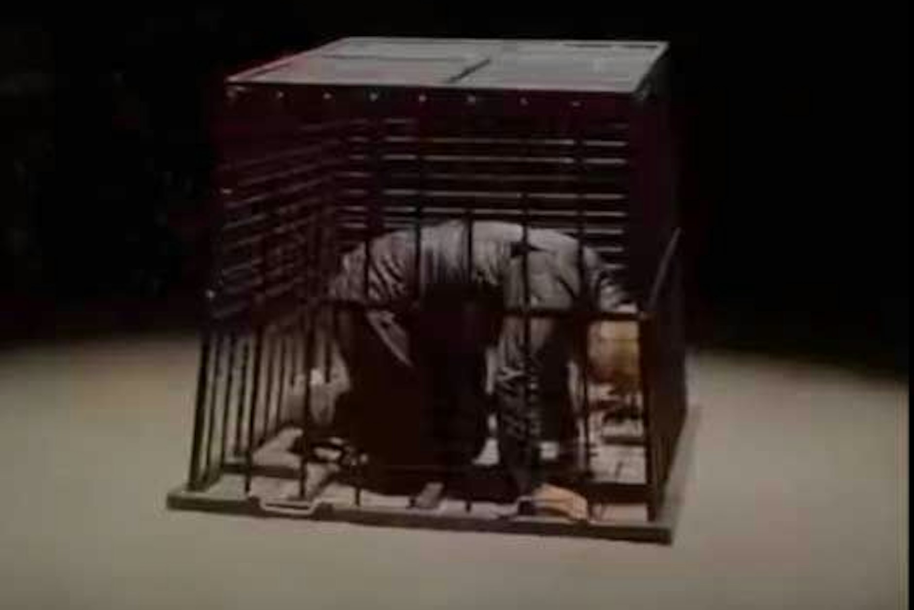 Till Lindemann im Käfig: Screenshot aus dem „Zunge“-Video auf Till Lindemanns TikTok-Kanal