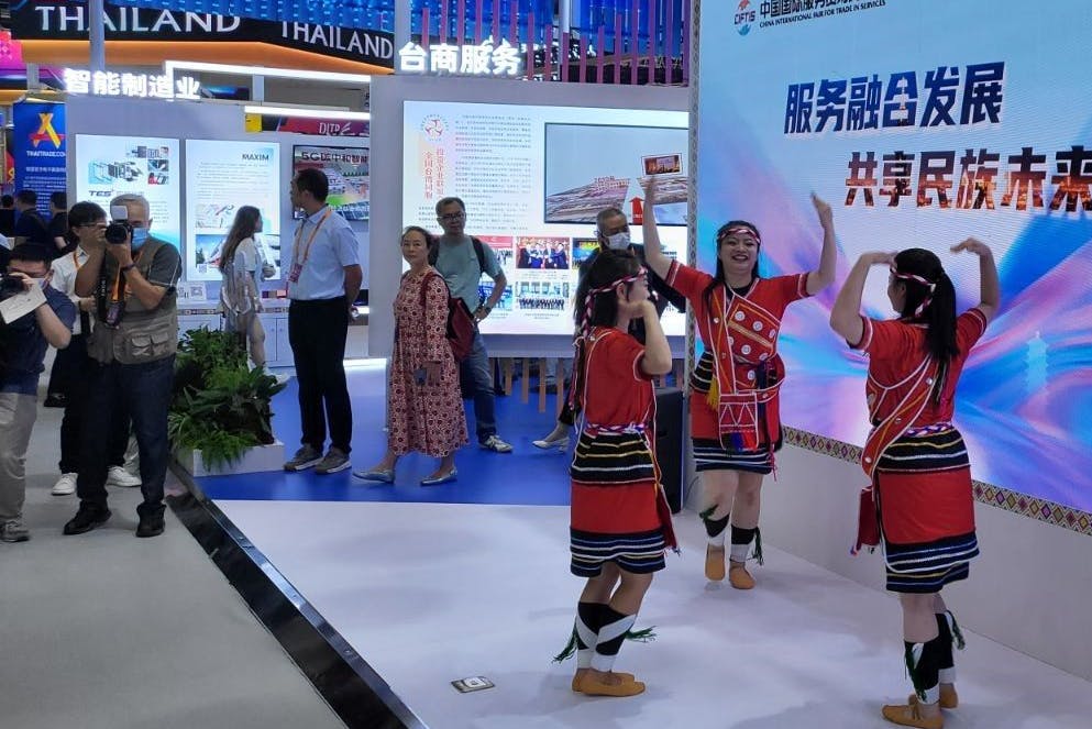 Tänzerinnen aus Taiwan auf der Messe in Peking.