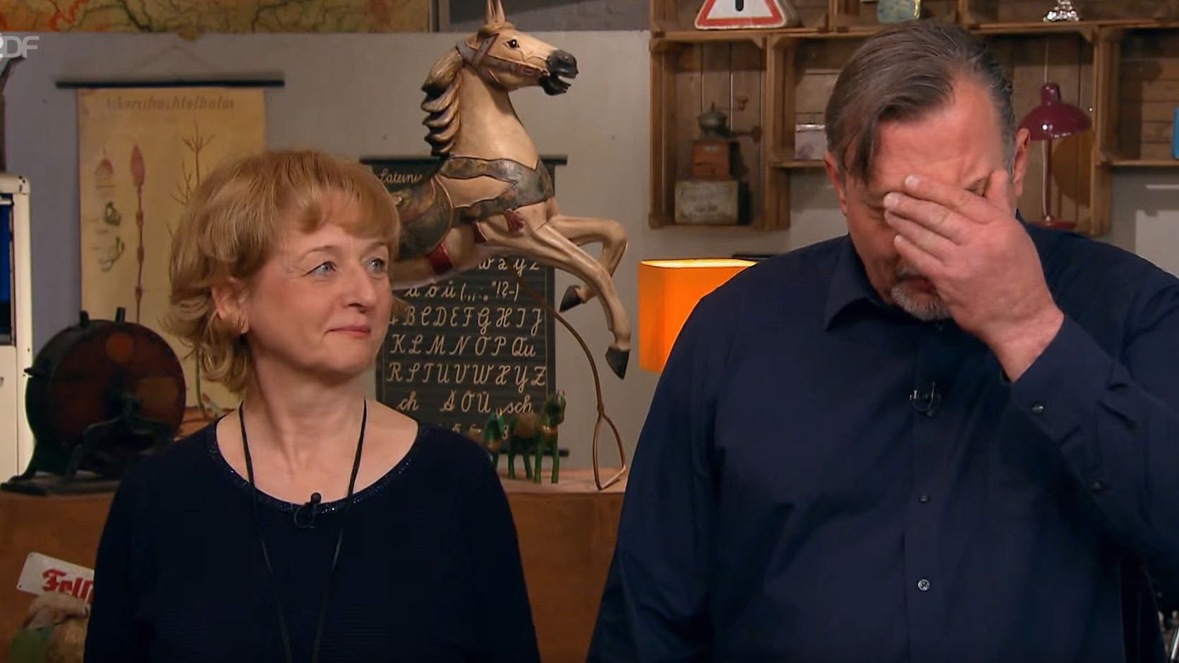 Veronika hat geputzt, aber ein ungeputzter Koffer wäre wohl wertvoller gewesen als ein sauberer. Verkäufer Ralf kann es nicht fassen.