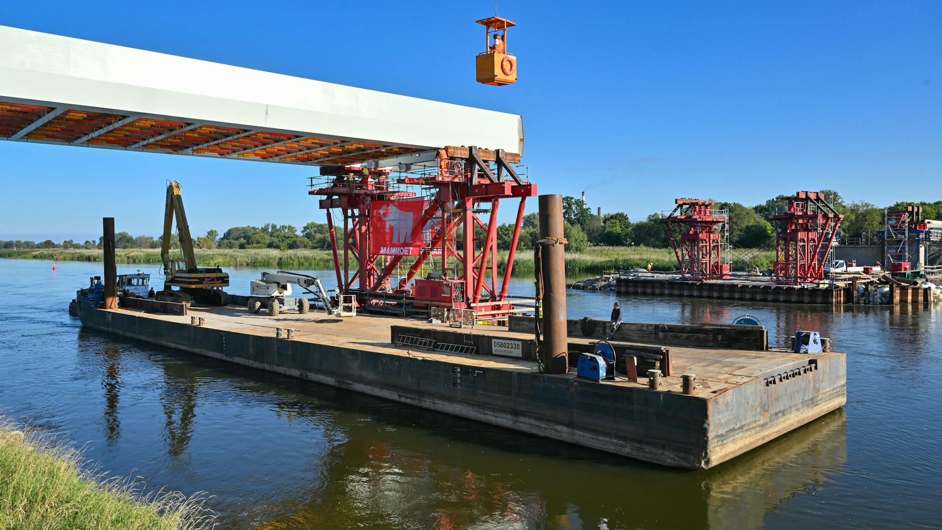 Jetzt muss die Brücke noch über die Pontons geschoben werden.