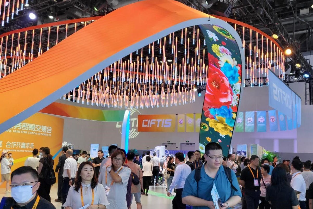 Messehalle im China Convention Center, wo die Messe für Dienstleistungen, China International Fair for Trade in Services (CIFTIS), stattfindet