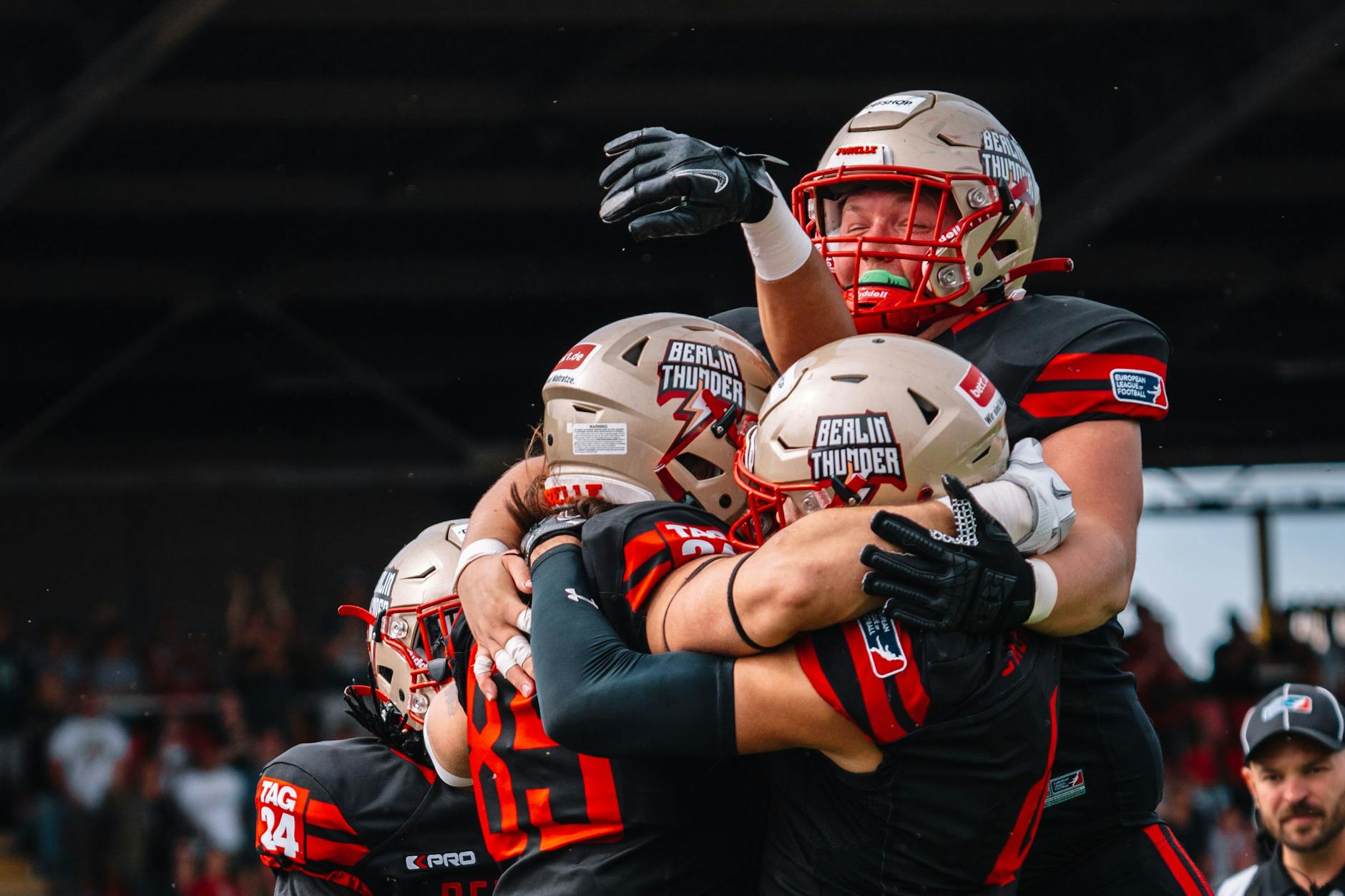 Die Spieler von Berlin Thunder feiern den Sieg über die Hamburg Sea Devils, der für sie den Einzug in die Play-offs der European League of Football bedeutet.