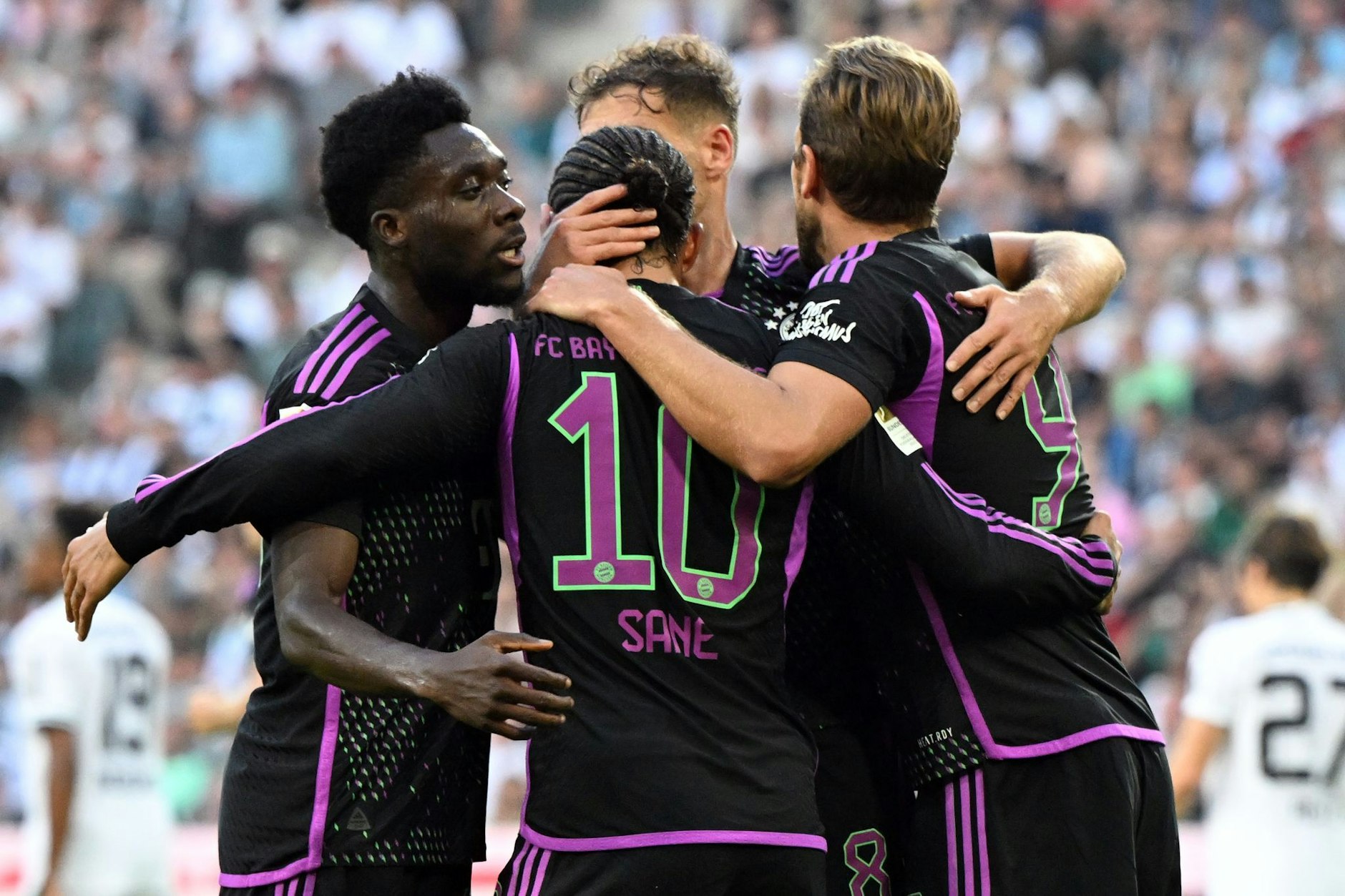 Die Bayern konnten die Partie in Mönchengladbach drehen und stehen wie Leverkusen bei neun Punkten.  