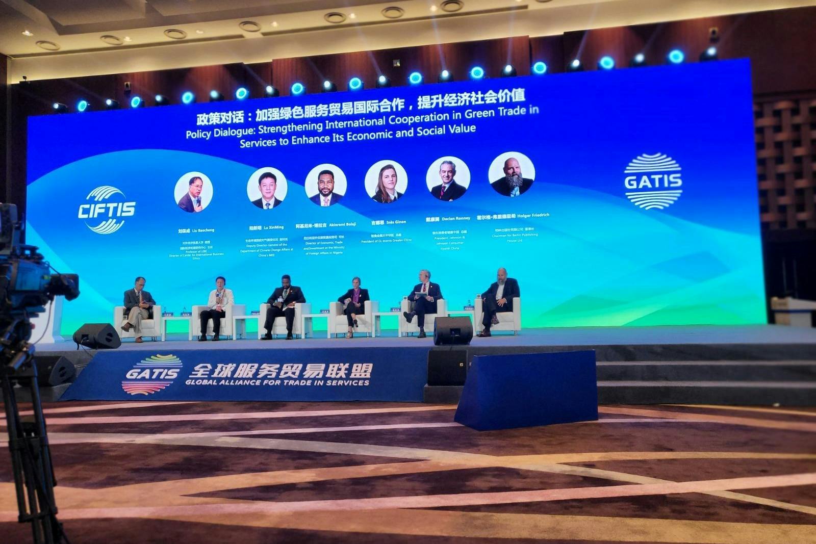 Messe in Peking – CIFTIS: Holger Friedrich, Verleger der Berliner Zeitung (r.), auf dem Podium des International Summit of Entrepreneurs, Teil der Dienstleitungsmesse CIFTIS in Peking.