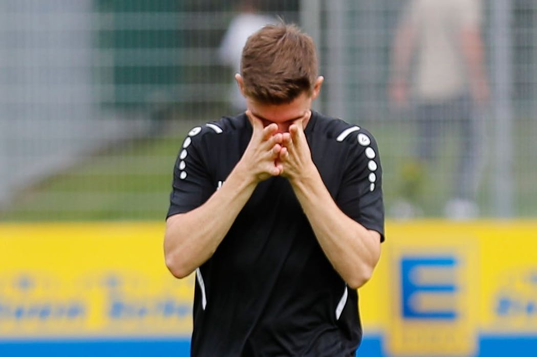 Auf dem Weg zurück von den Fans in die Kabine wird Nils Weiler von den Emotionen überwältigt und hat ganz feuchte Augen. 