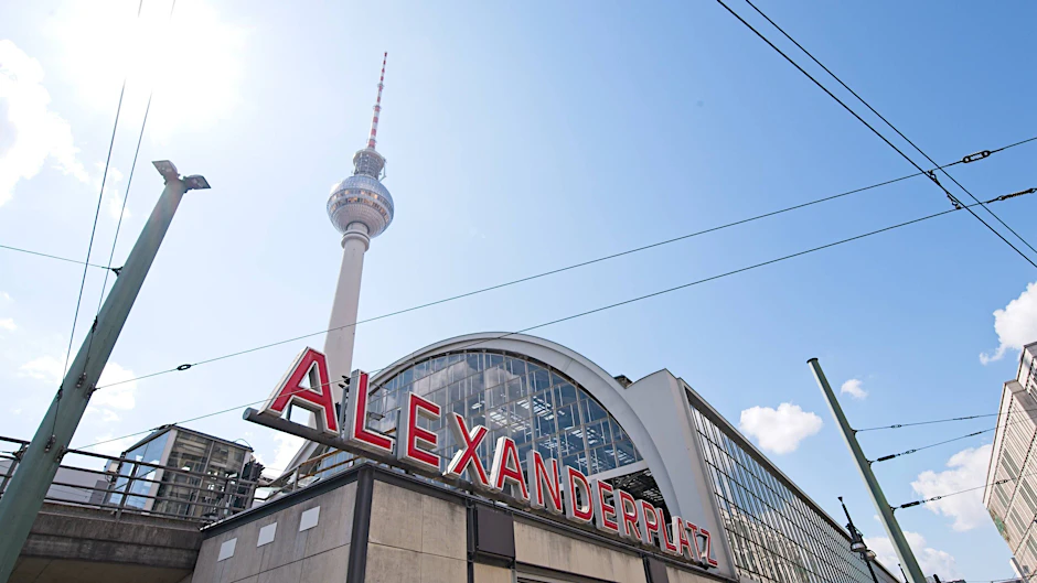 Am Bahnhof Alexanderplatz ist ein Fahrgast Opfer eines brutalen Angriffs geworden.