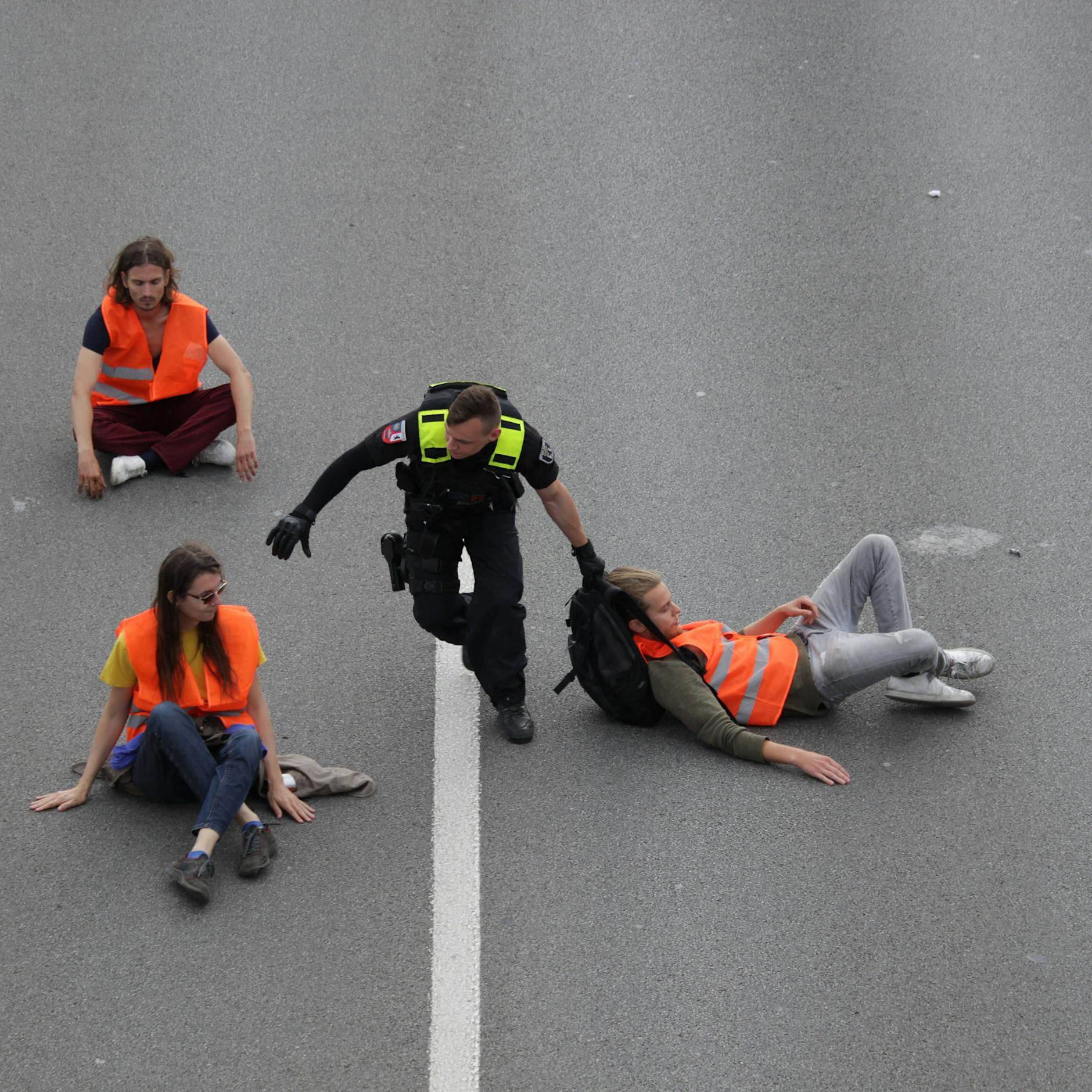 Klima-Kleber wollen Berlin lahmlegen – Polizei wird hart durchgreifen!