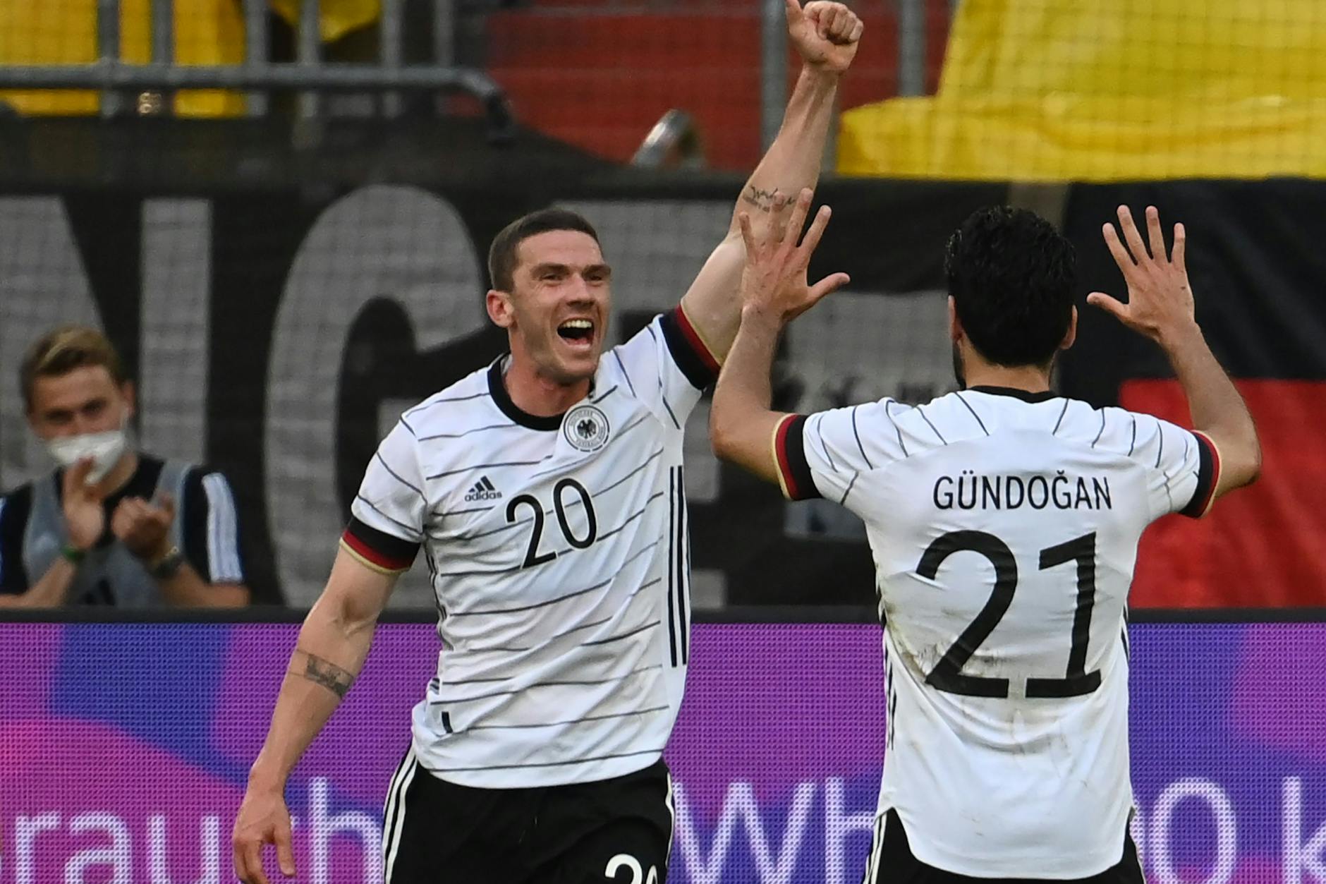 Robin Gosens (l., hier mit Ilkay Gündogan) wurde von Bundestrainer Hansi Flick für die Länderspiele gegen Japan und Frankreich nominiert.