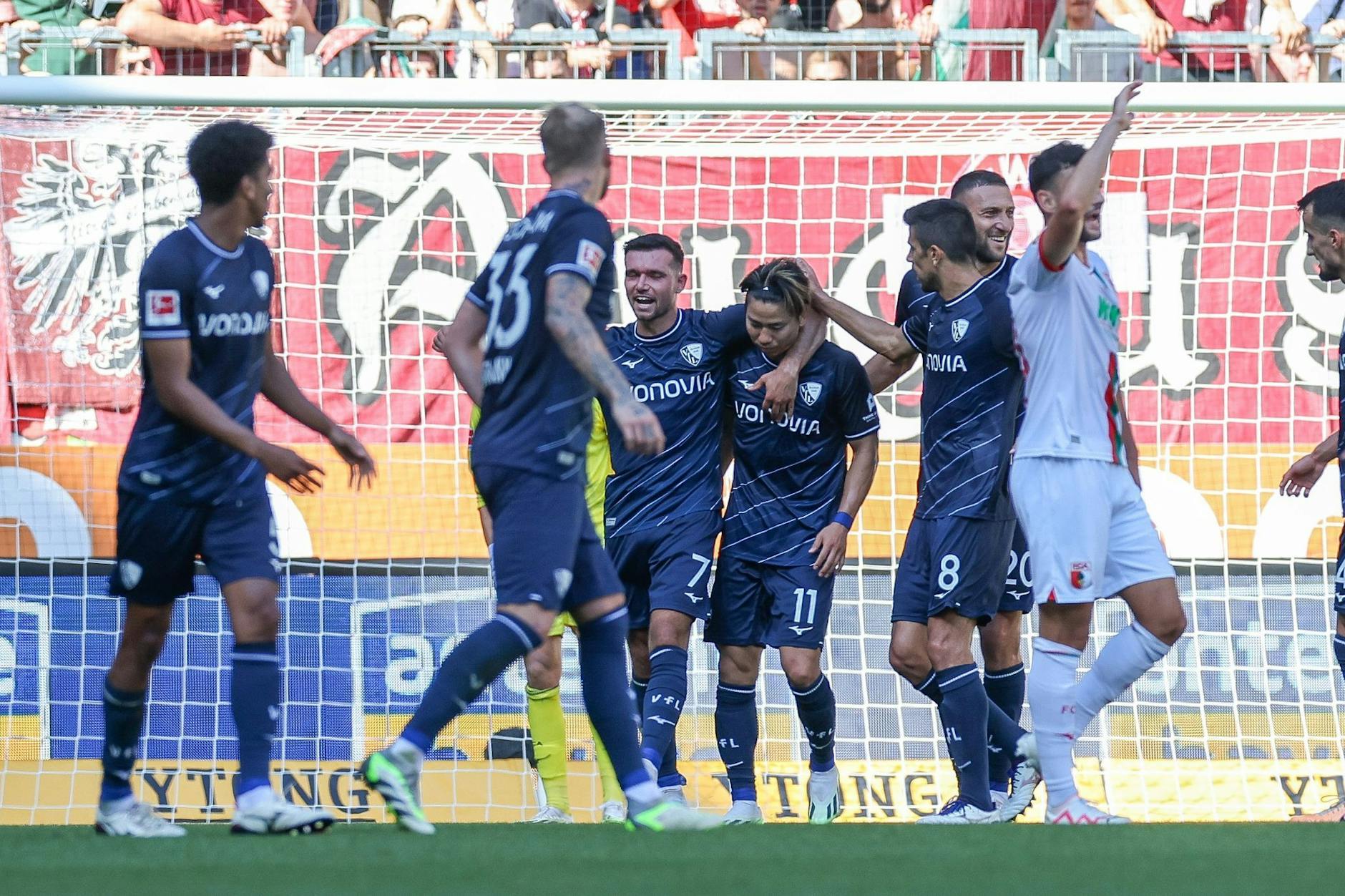 Takuma Asano (M) sicherte Bochum in Augsburg einen Punkt. dpa