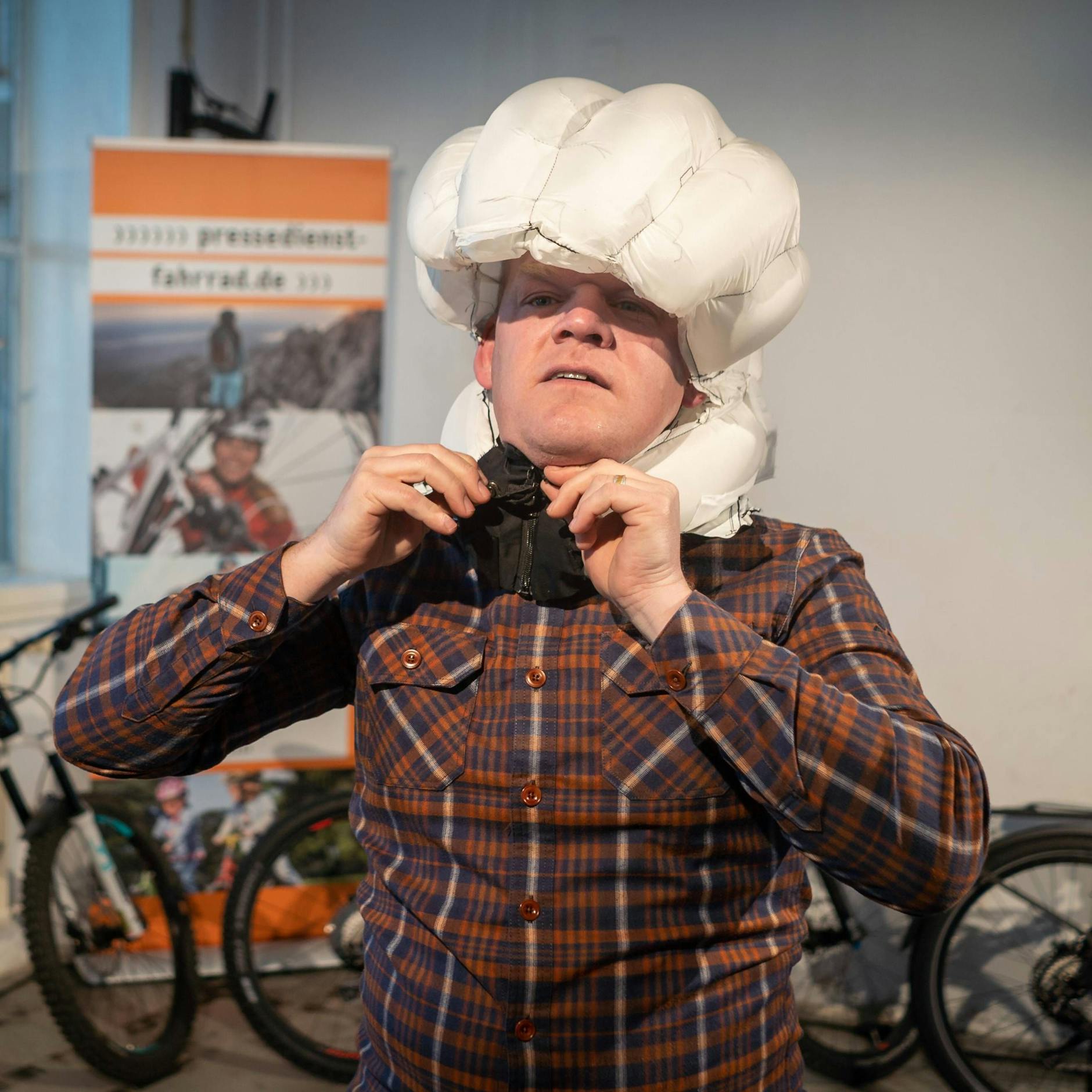 So sieht ein ausgelöster Fahrrad-Airbag aus.