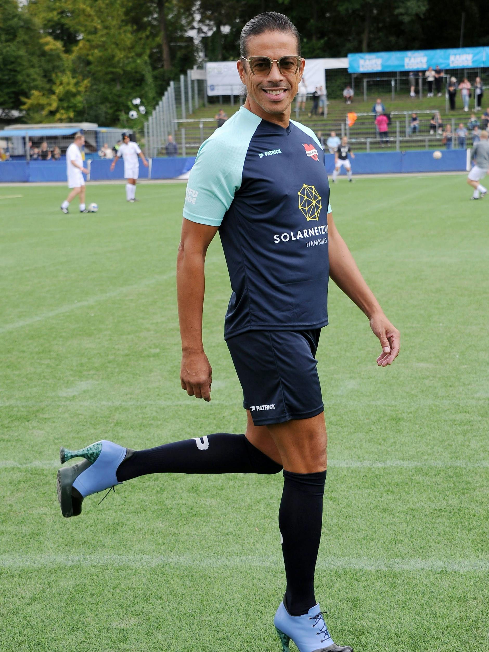 Jorge González kam in diesen speziellen High-Heels zum Fußballspiel - richtig spielen musste er damit aber nicht.