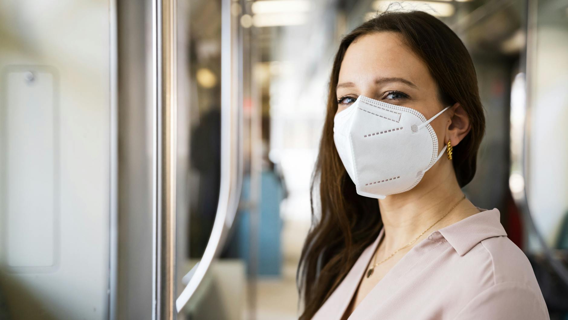 Maskenpflicht herrscht zwar nicht mehr, aber wenn man im Winter von wildfremden Menschen in der Bahn angeniest wird, denkt man da doch zweimal drüber nach.
