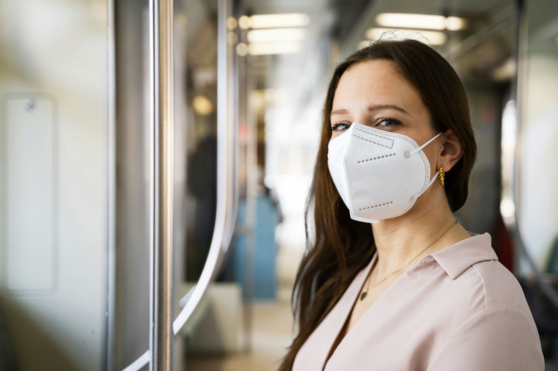 FFP2-Maskenträgerin im Berliner Nahverkehr: Die Zahl der Corona-Fälle steigt wieder.