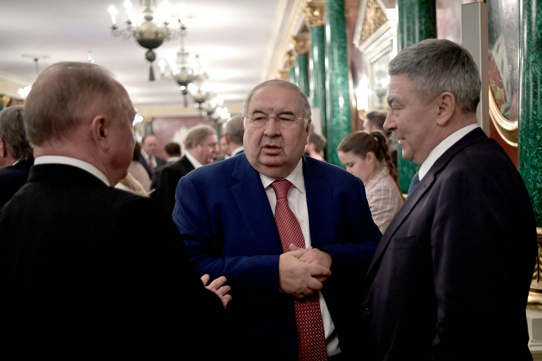 Alischer Usmanow (M.) kämpft seit Monaten gegen Hausdurchsuchungen durch deutsche Behörden.