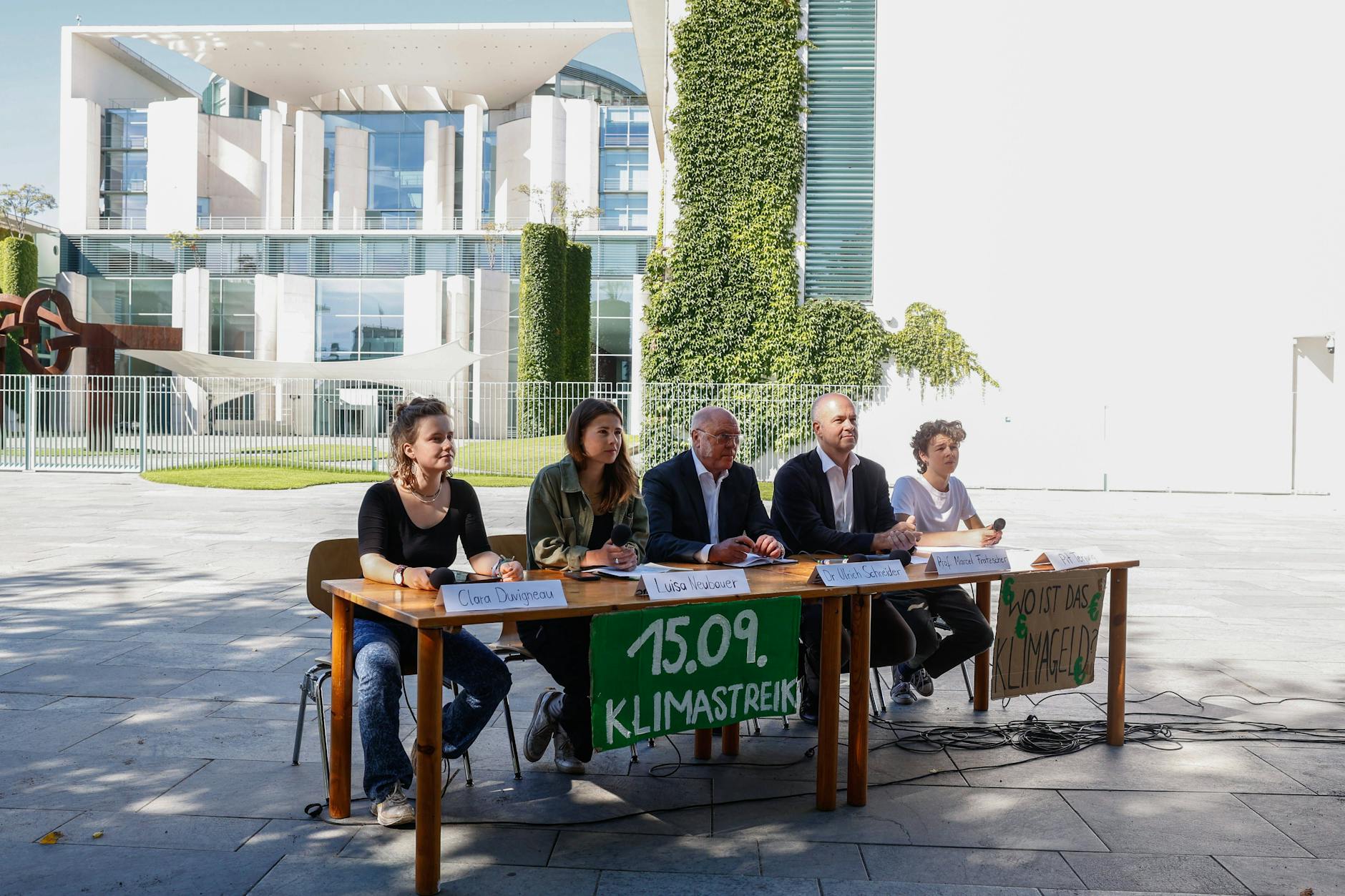 Schattiger Ort vor dem Kanzleramt: Moderatorin Clara Duvigneau, Aktivistin und Sprecherin Luisa Neubauer, Ulrich Schneider vom Paritätischen Gesamtverband, Marcel Fratzscher von der Humboldt-Universität und Pit Terjung.