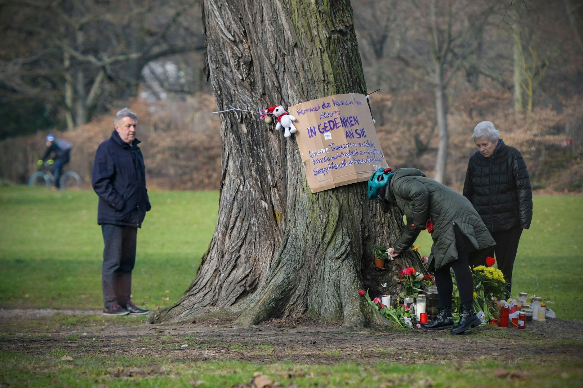 Anwohner gedenken der fünfjährigen Anissa, die am 21. Februar 2023 im Bürgerpark Pankow leblos aufgefunden wurde.