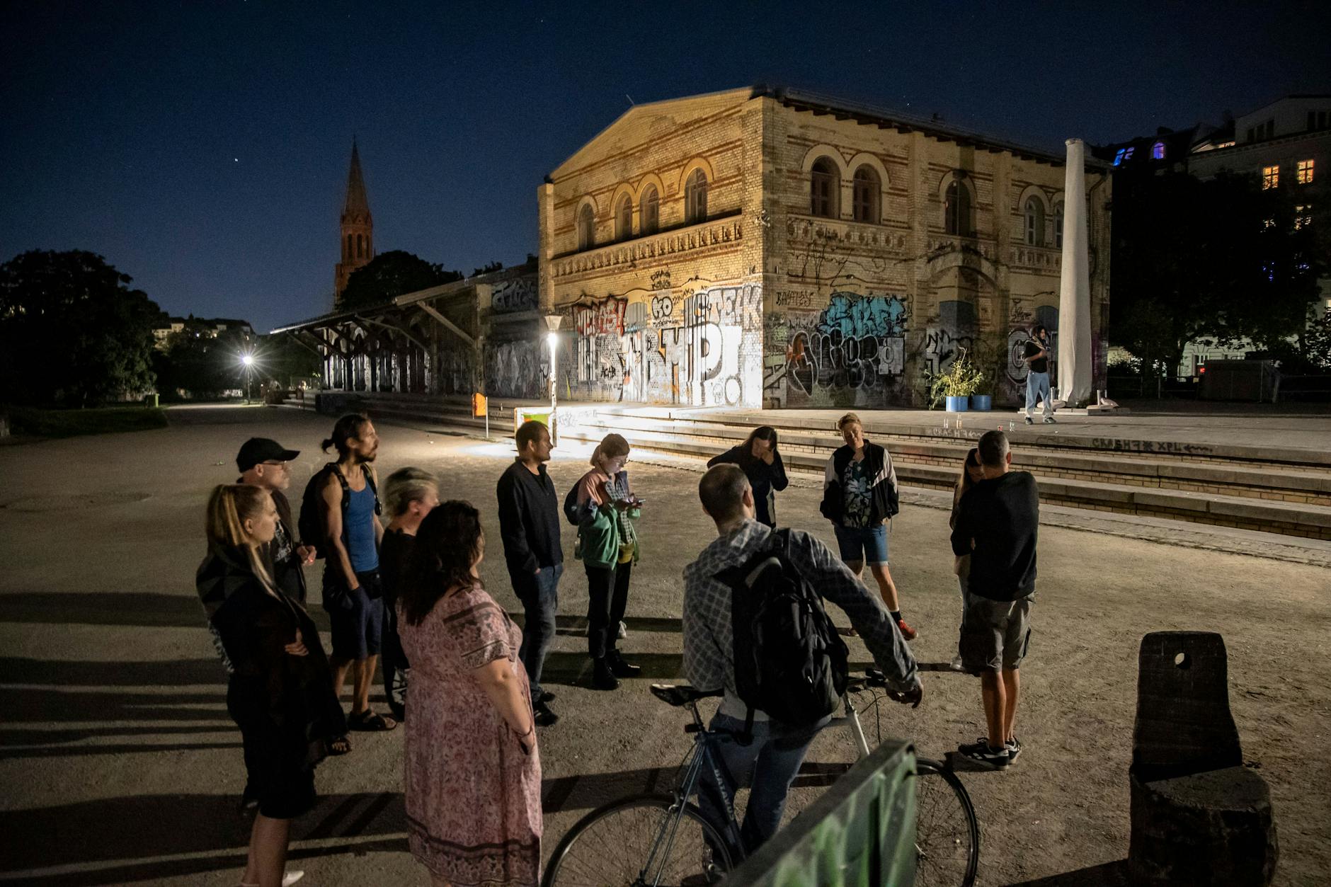 Initiator von Wrangelkiez United David Kiefer (r) während der abendlichen Kieztour im Görlitzer Park.